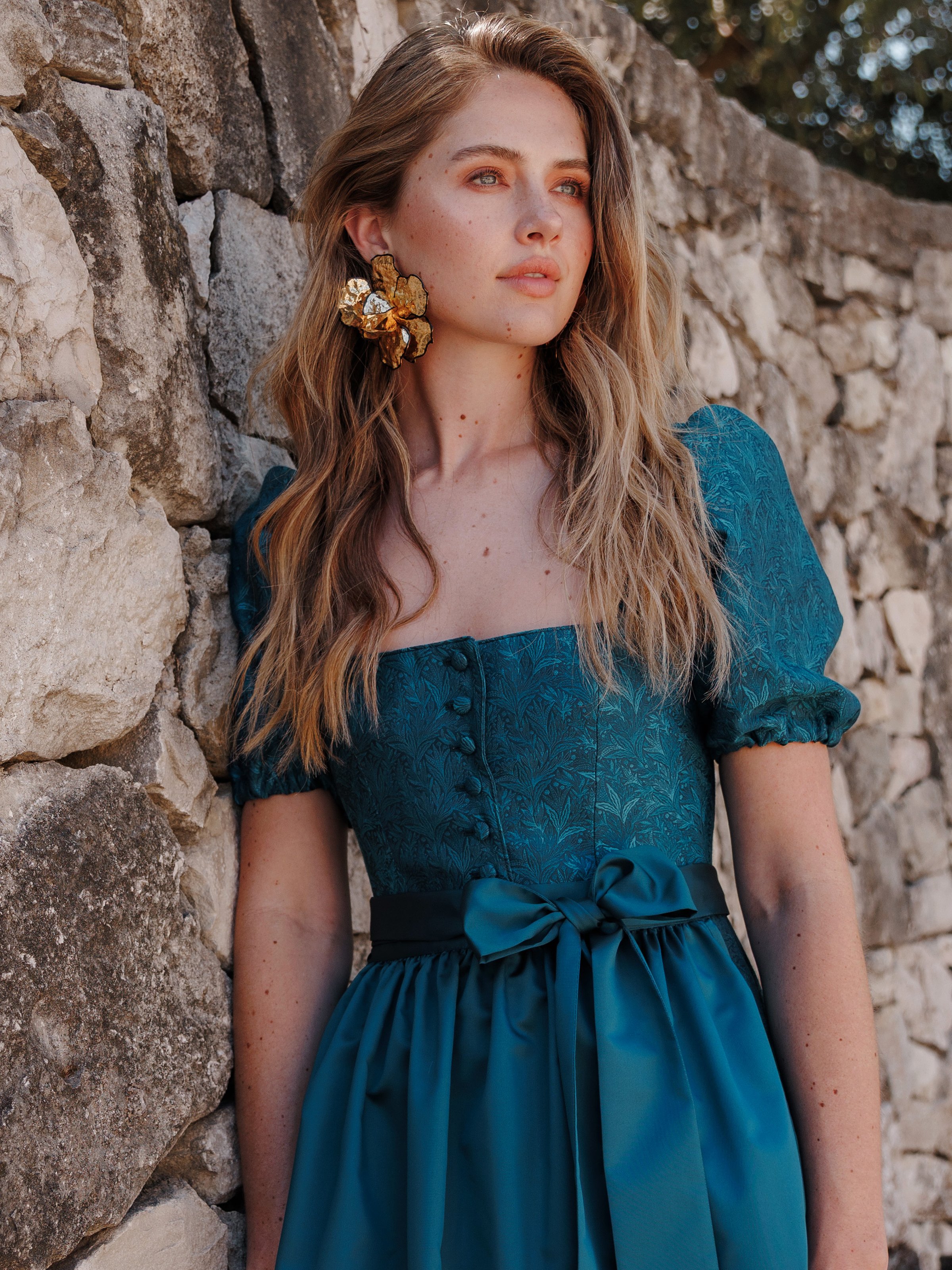 Aquablaues Dirndl mit Puffärmel