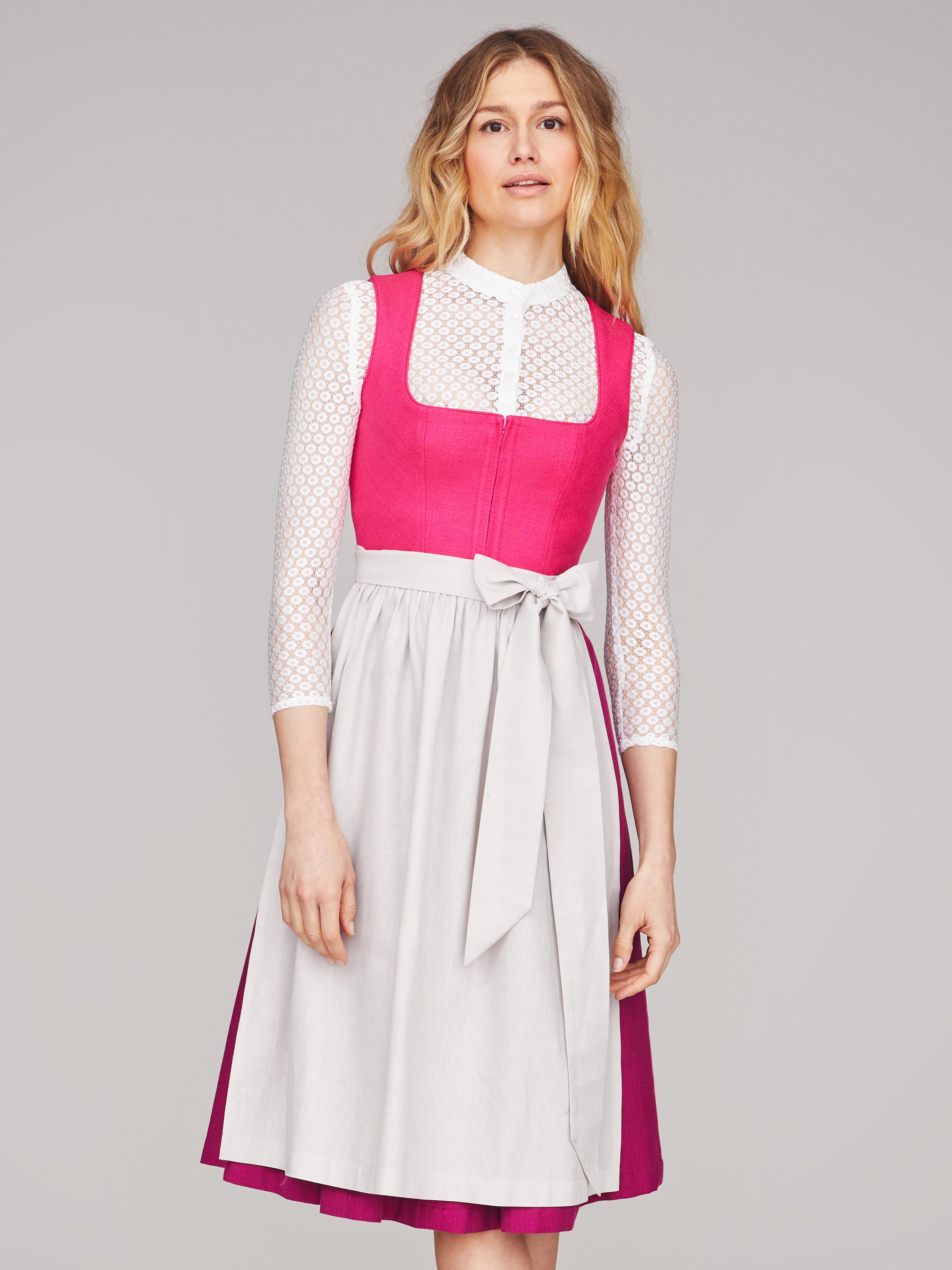 Pinkes Dirndl Sapphire von LIMBERRY mit hellbeiger Schürze Pinkes Dirndl Sapphire mit hellbeiger Schürze