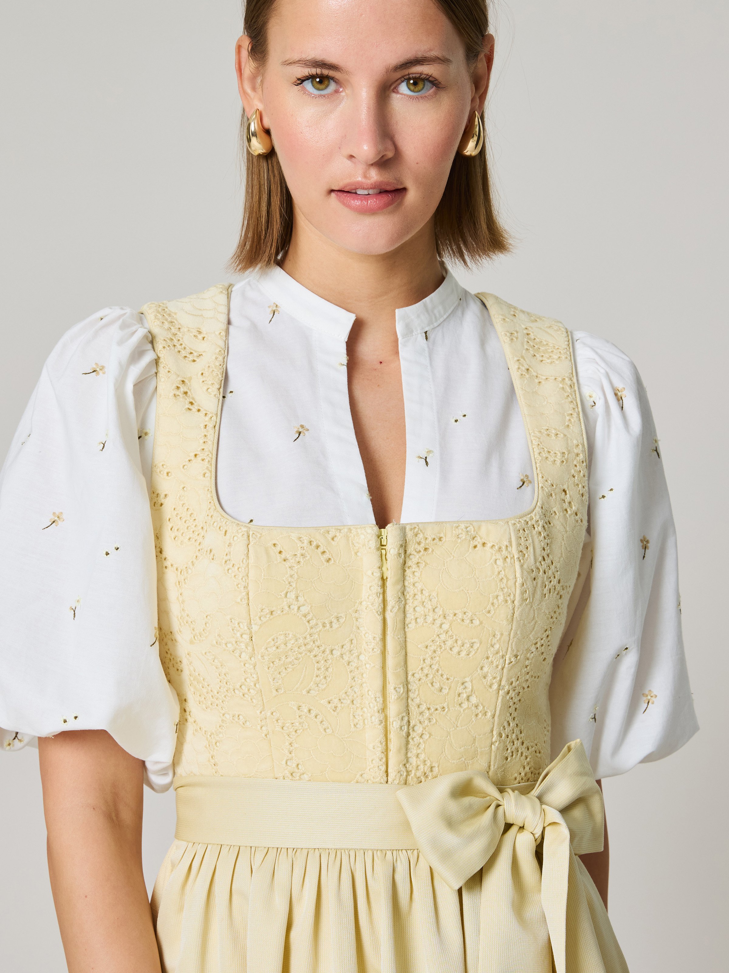 Gelbes Dirndl aus Lochspitze