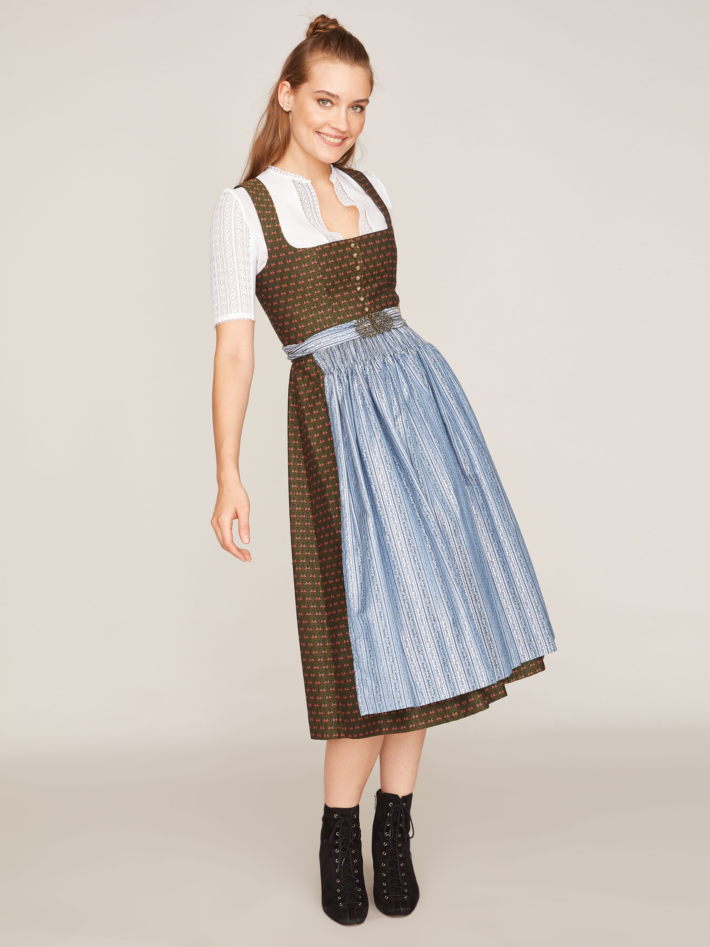 Grünes Dirndl mit blauer Schürze