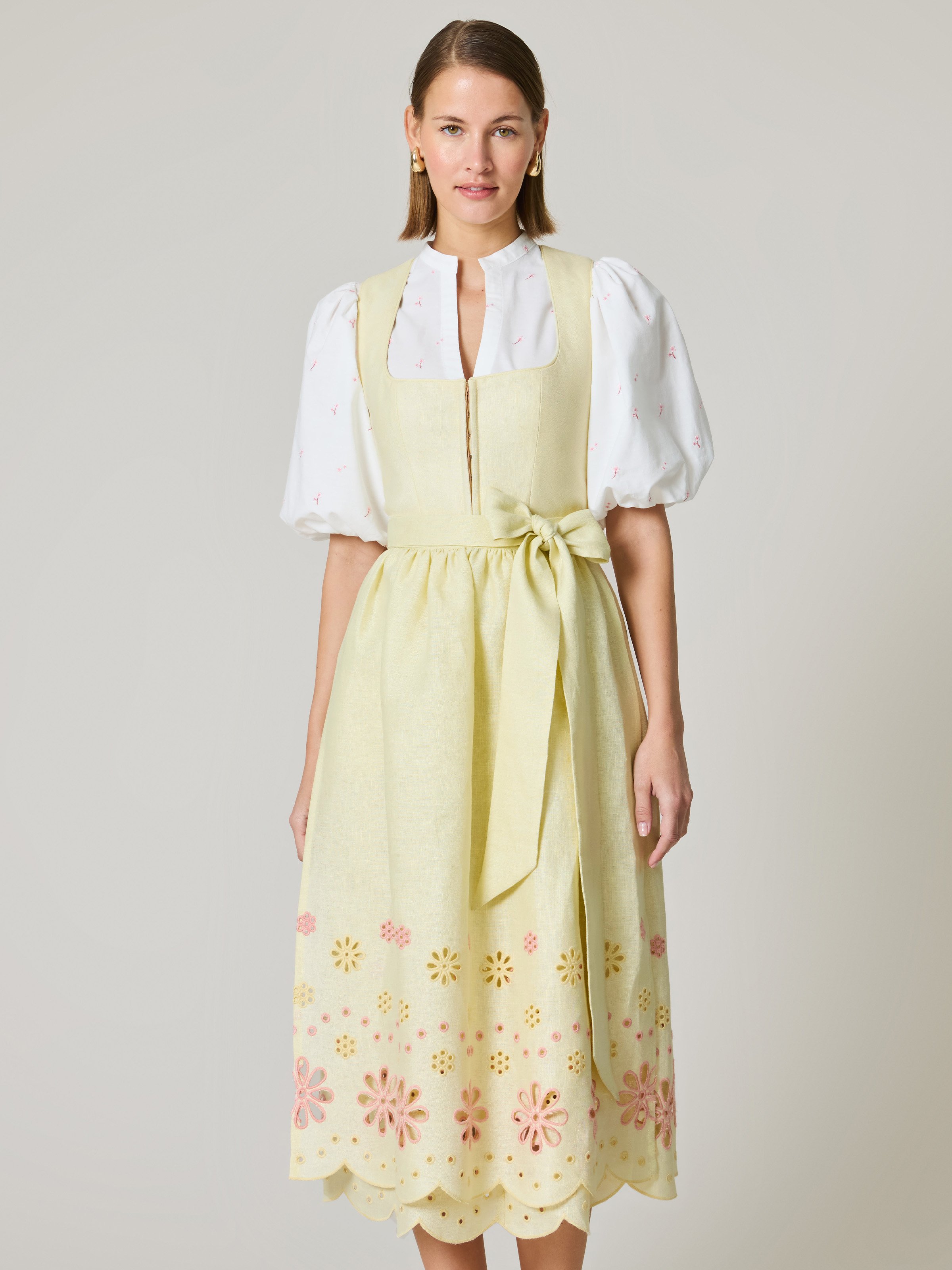 Dirndl in Hellgelb mit Lochspitze am Rock