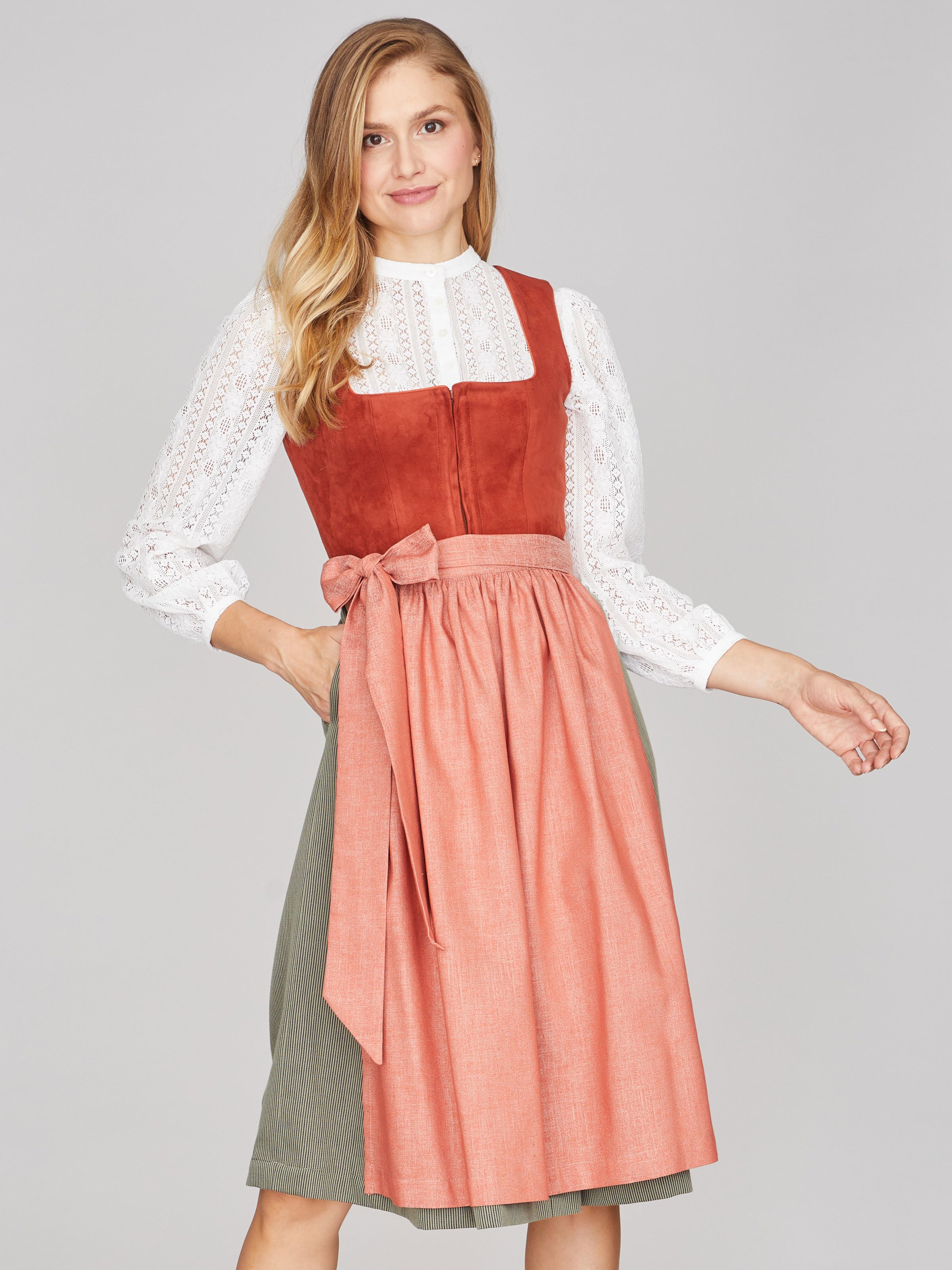 Rostrotes Dirndl mit Velours-Mieder Rostrotes Dirndl mit Velours-Mieder