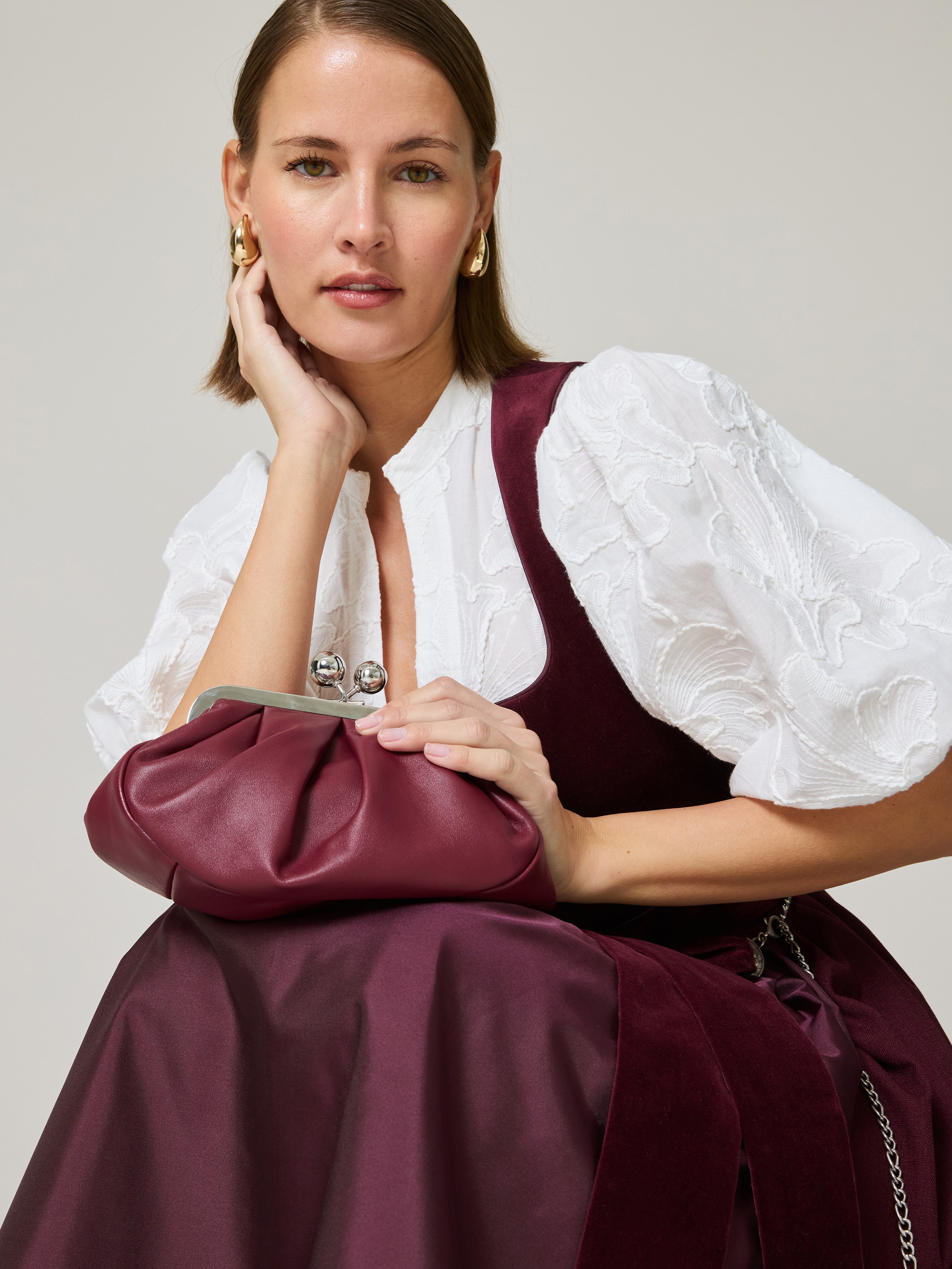Weiße Dirndlbluse mit Floralem Stickmuster