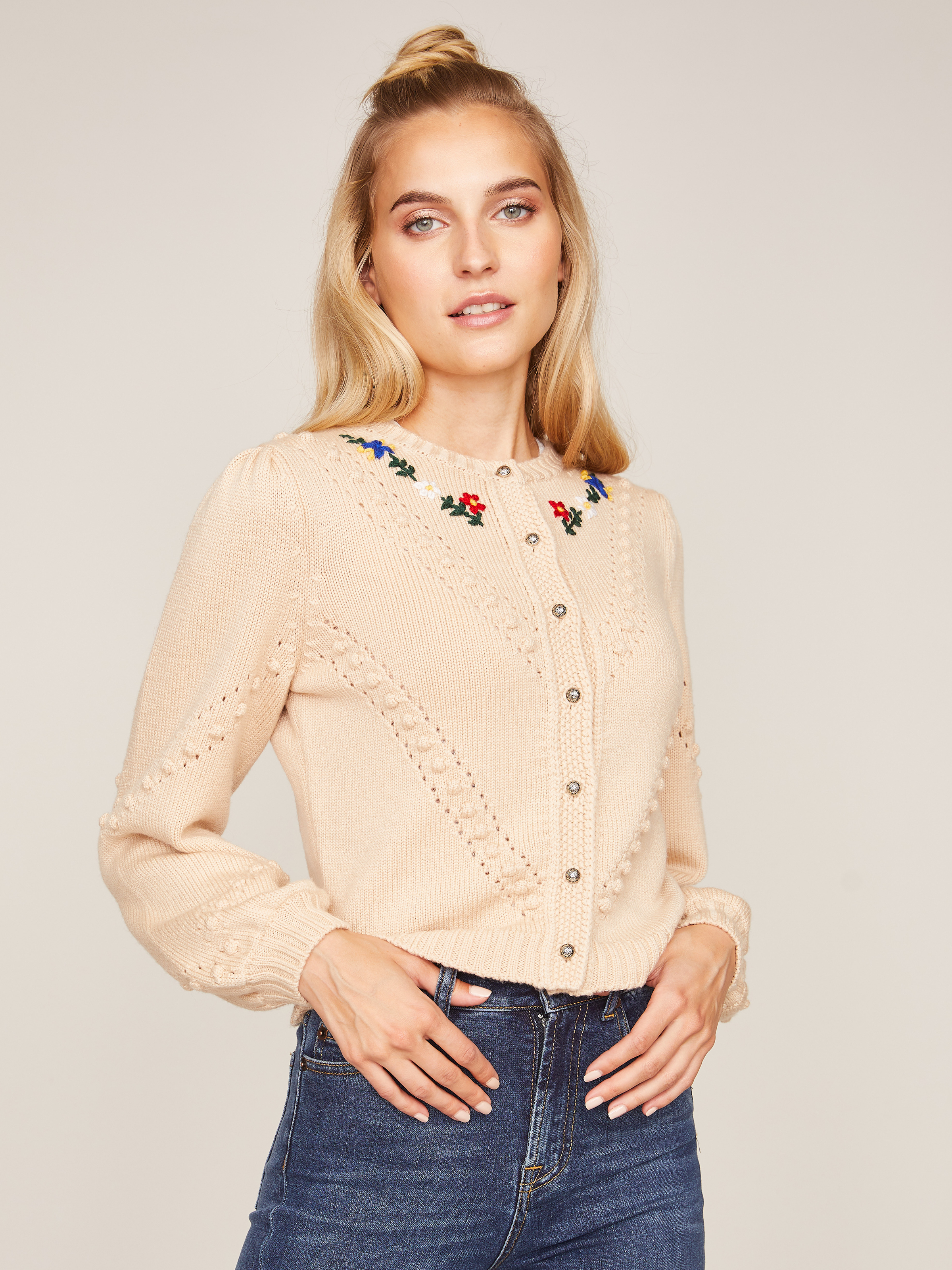 Strickjacke mit Blumenstickerei