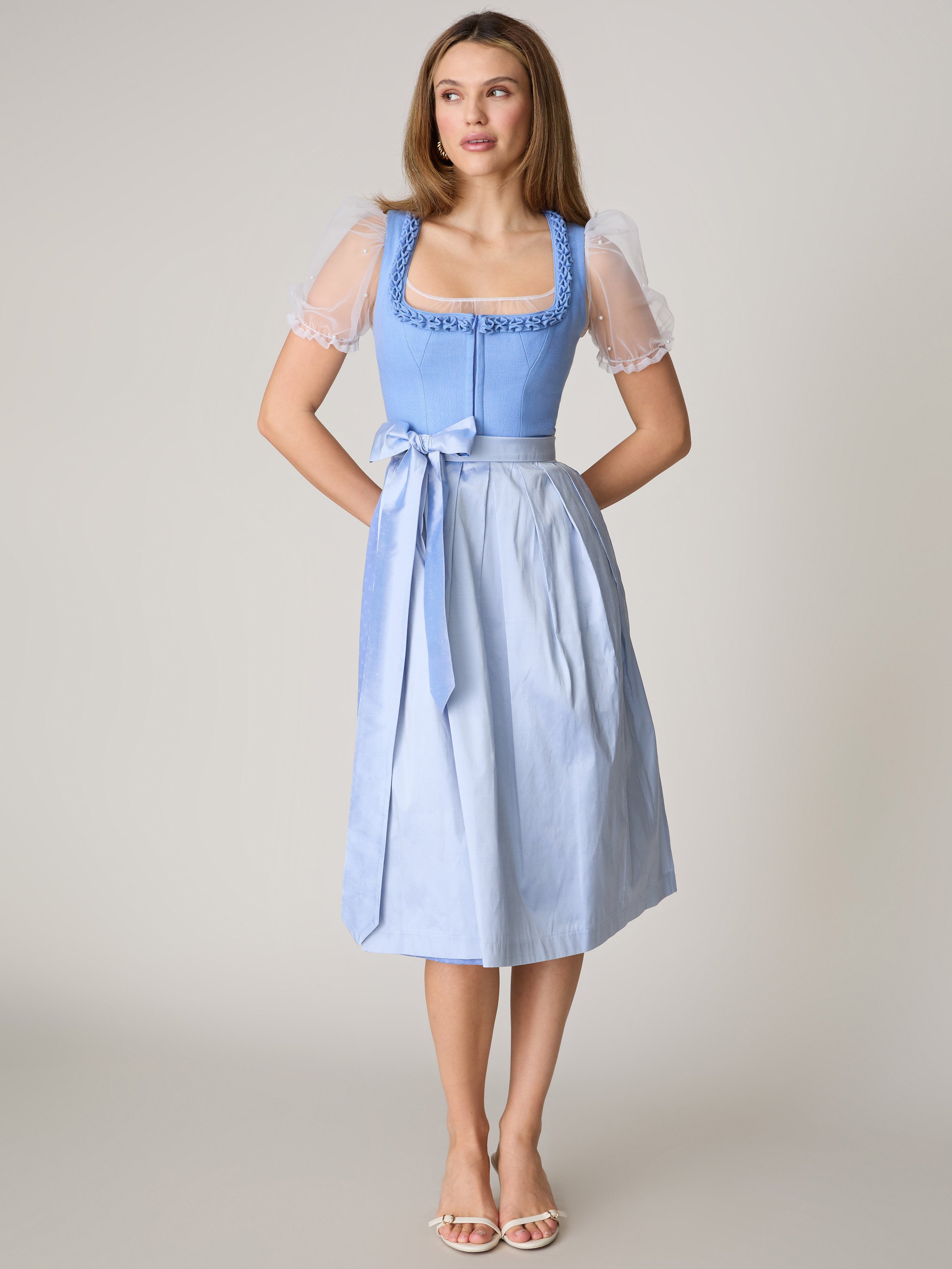 Hellblaues Dirndl mir froschgoscherln