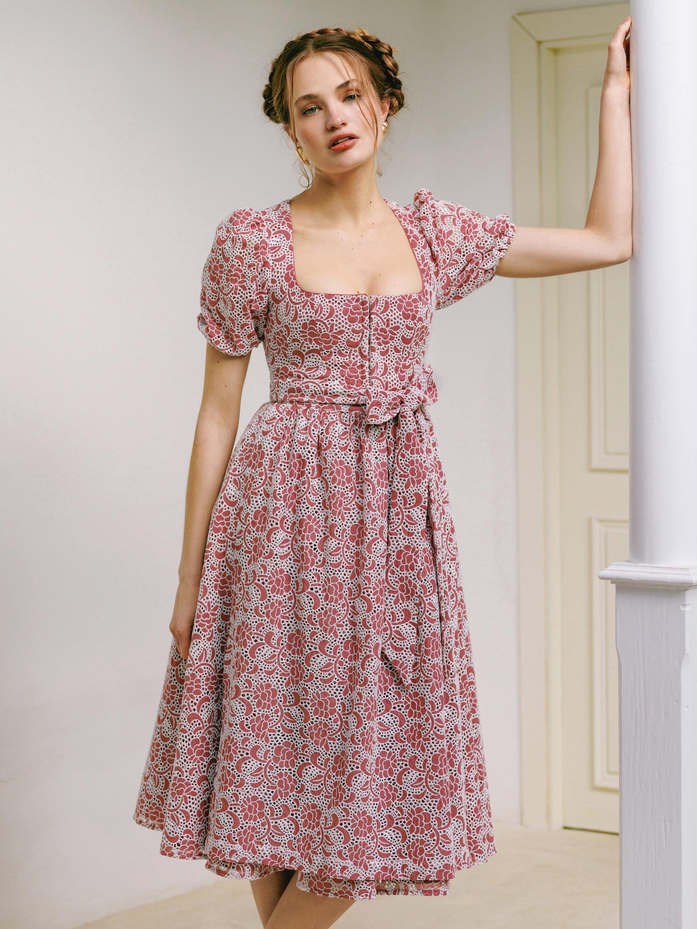 Dirndl in Rosa aus Lochspitze