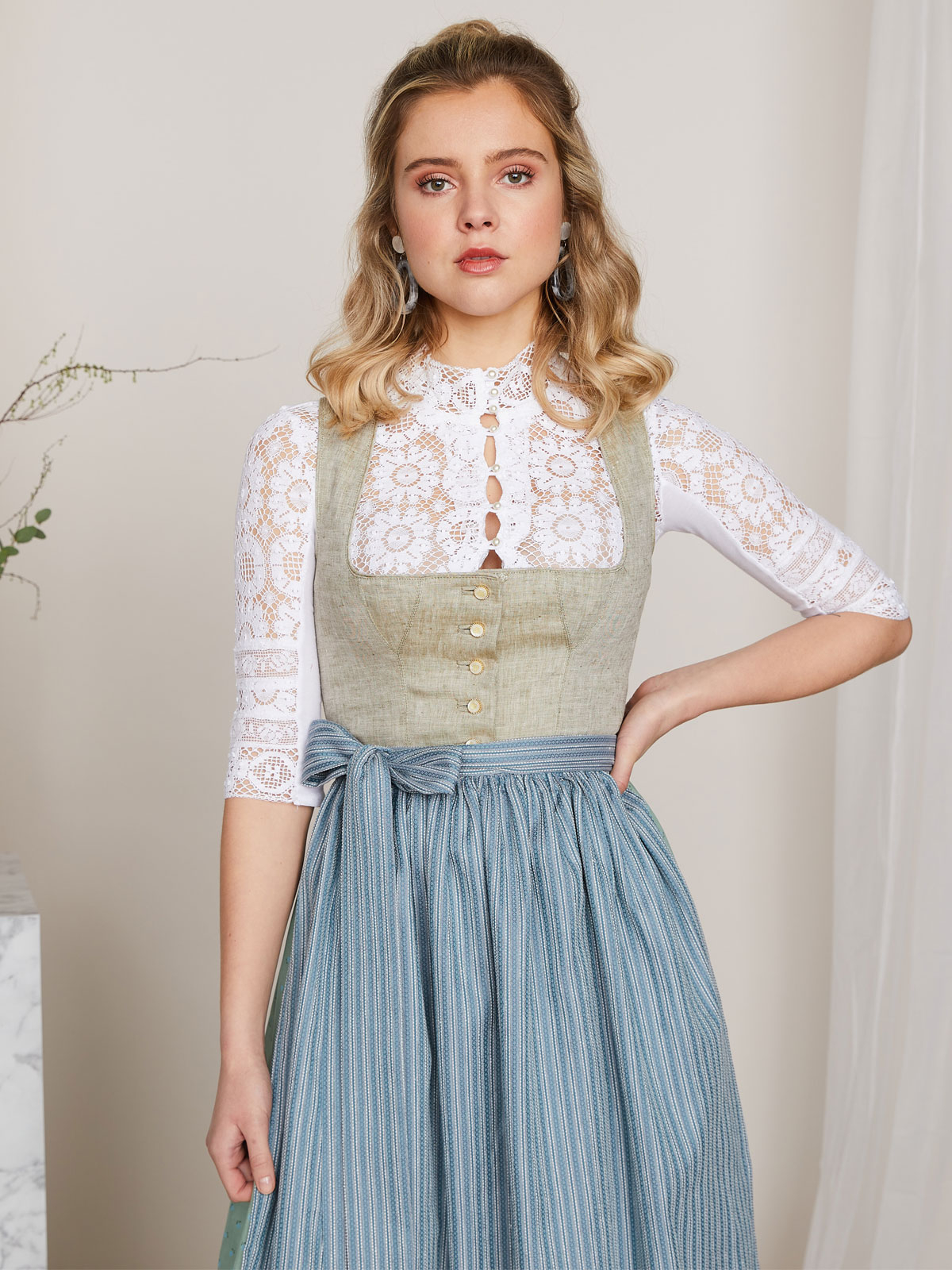 Dirndl mit olivgrünem Leinen-Mieder