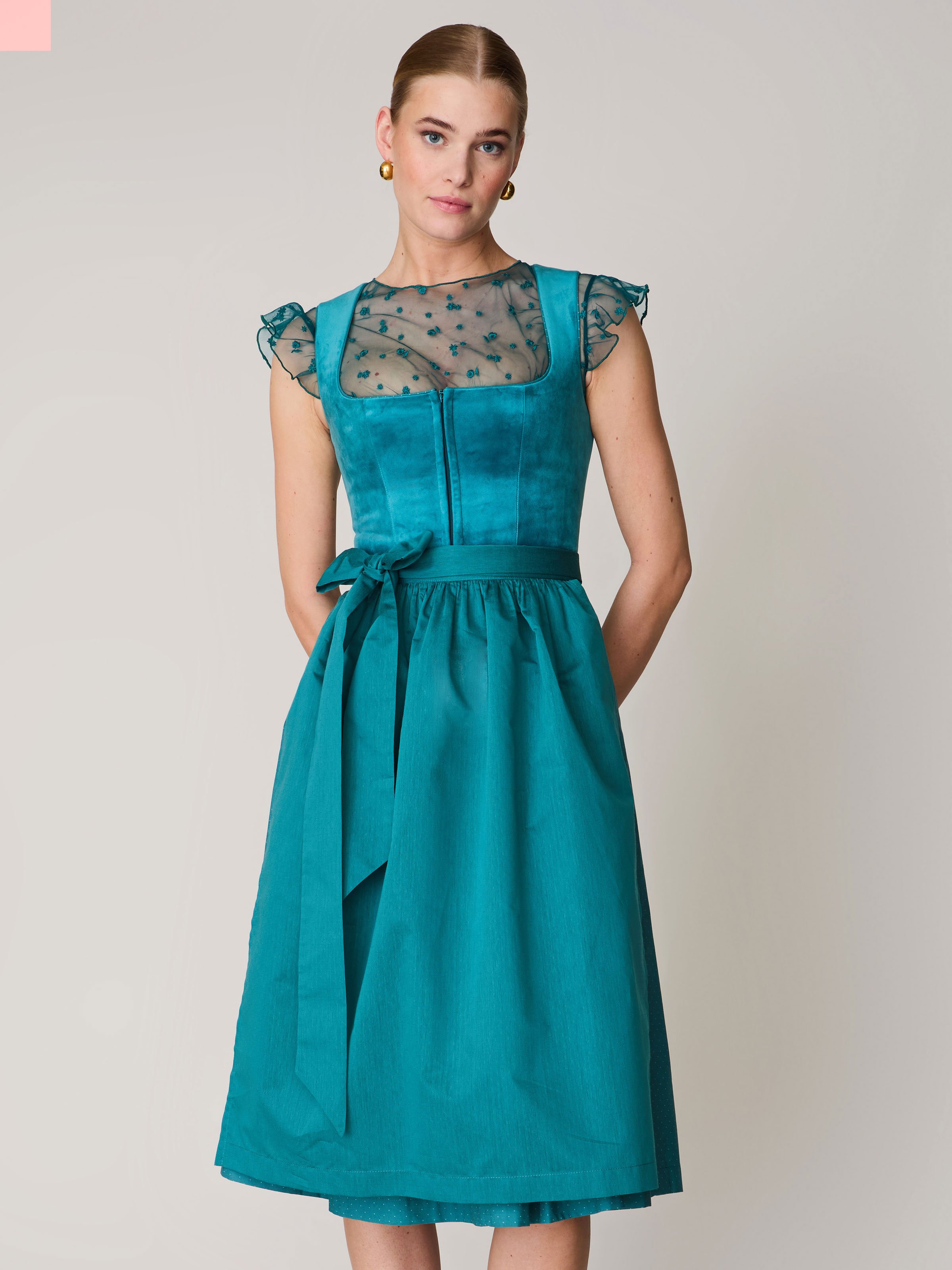 Aquafarbenes Dirndl mit Samt-Mieder