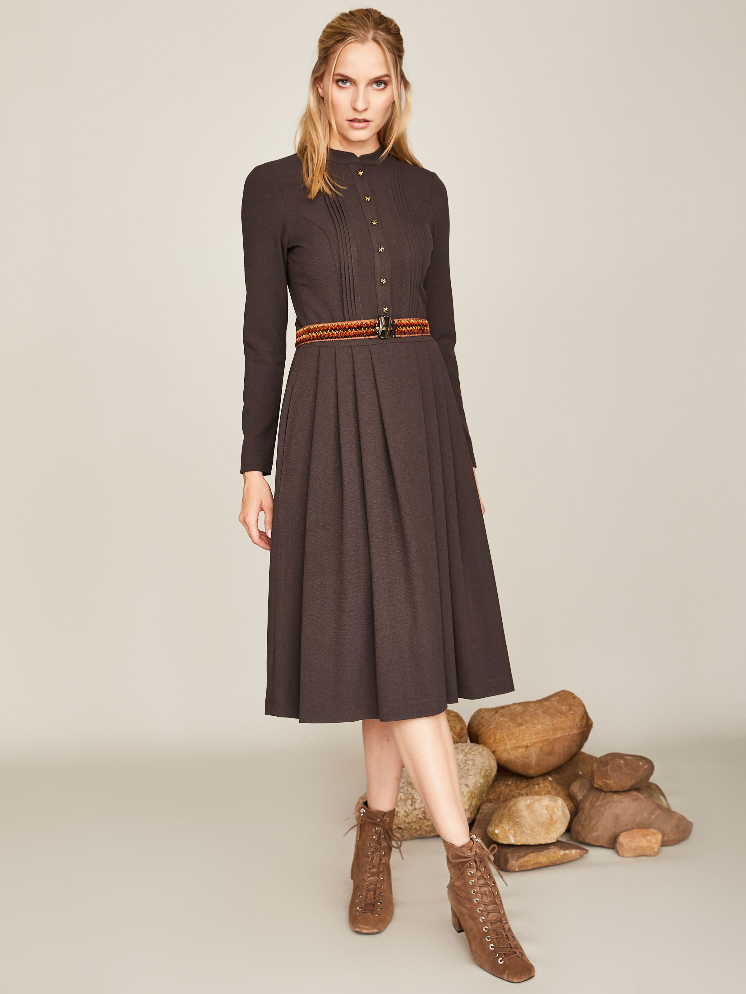Dunkelbraunes Kleid mit Gürtel