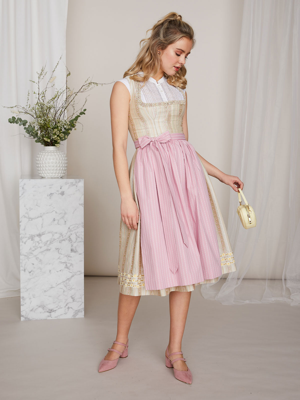 Hellgelbes Dirndl mit Streifenmuster in Lind-Rosa