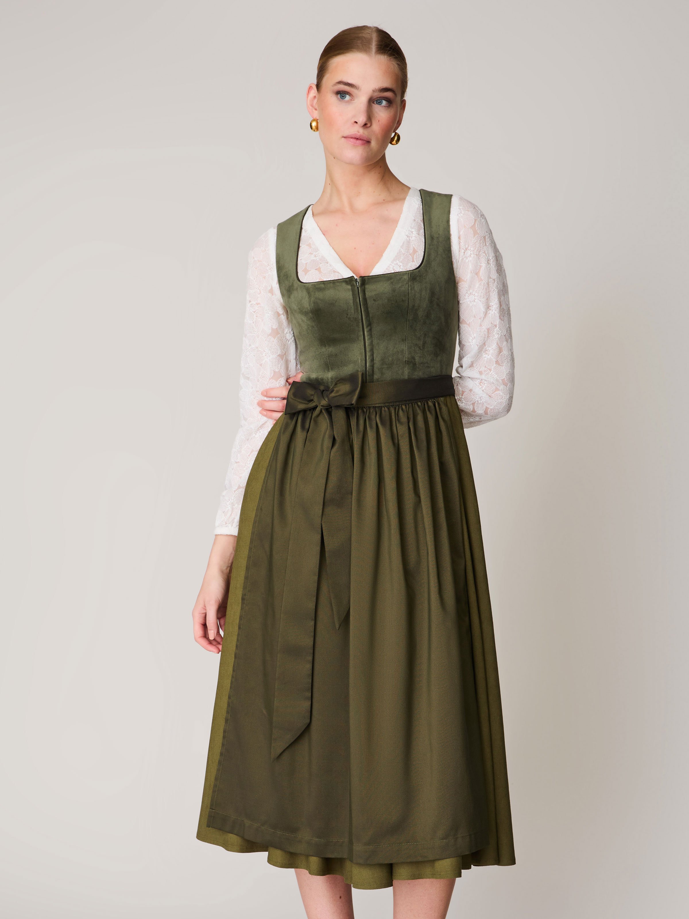 Dunkelgrünes Dirndl mit Samtmieder
