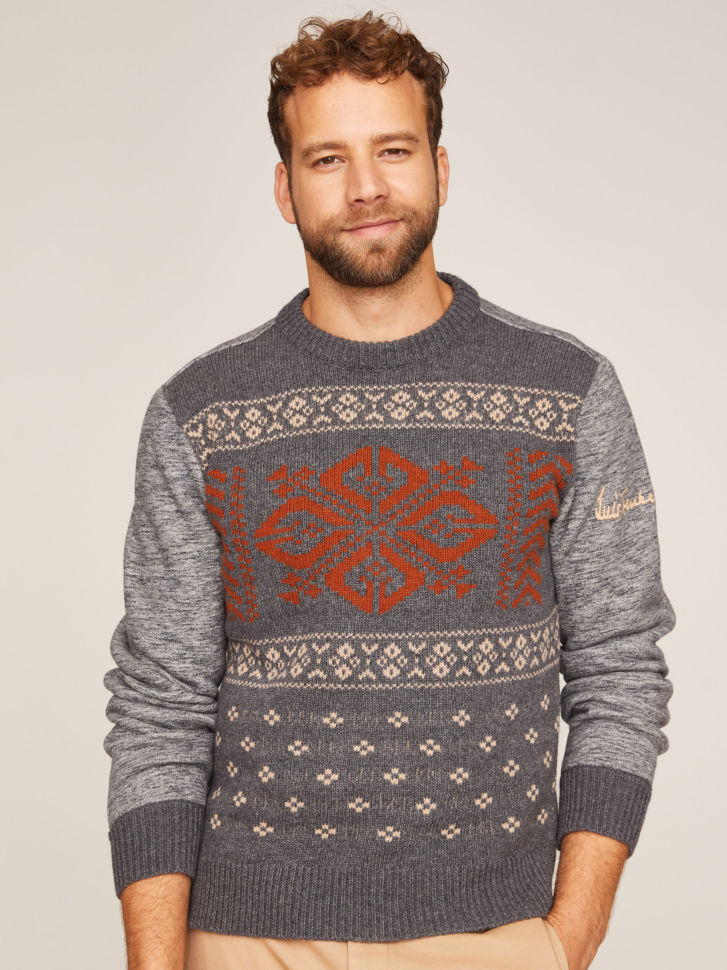 Grauer Pullover mit mehrfarbigem Strickmuster