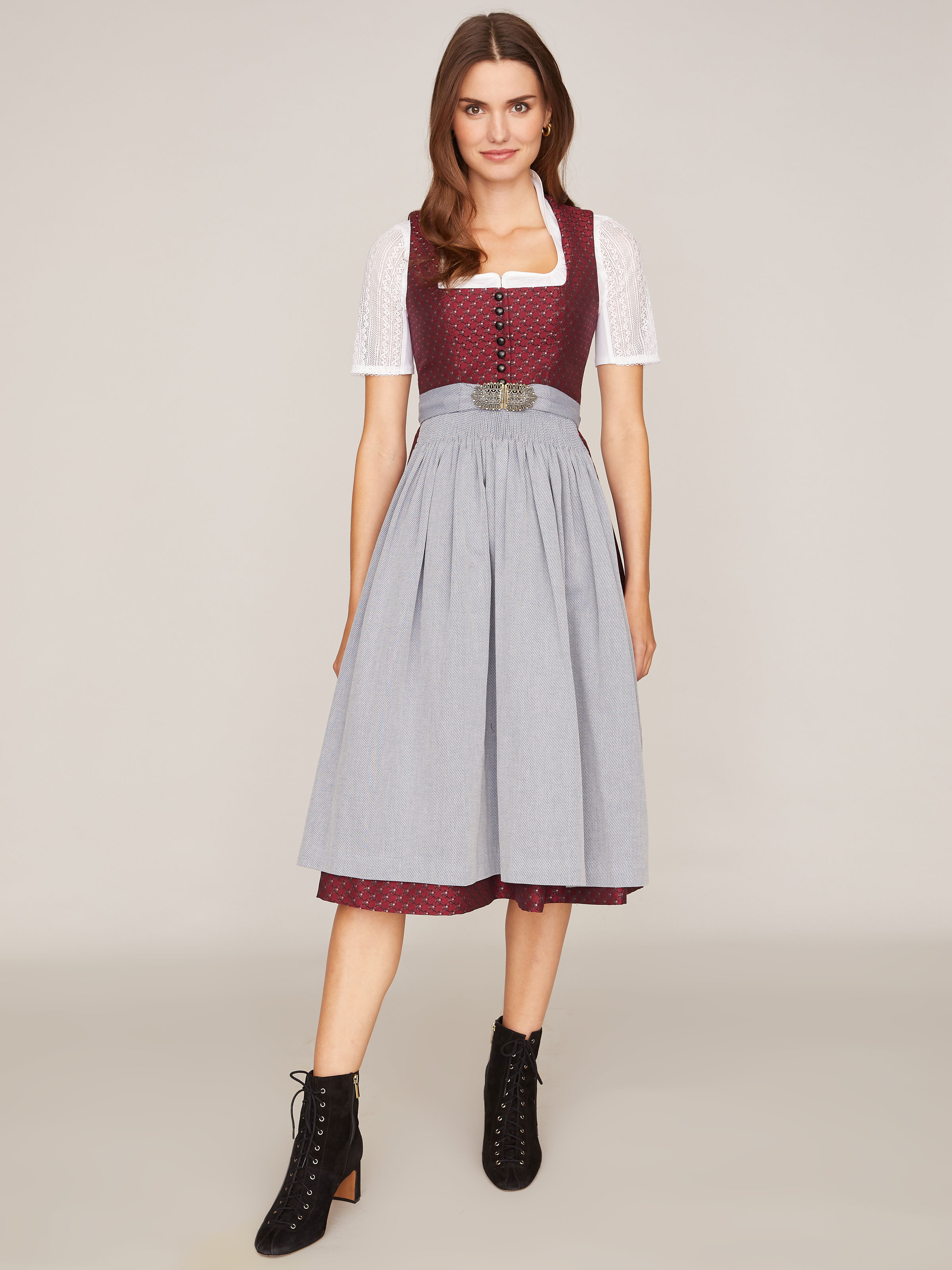 Dunkelrotes Dirndl mit Stehkragen
