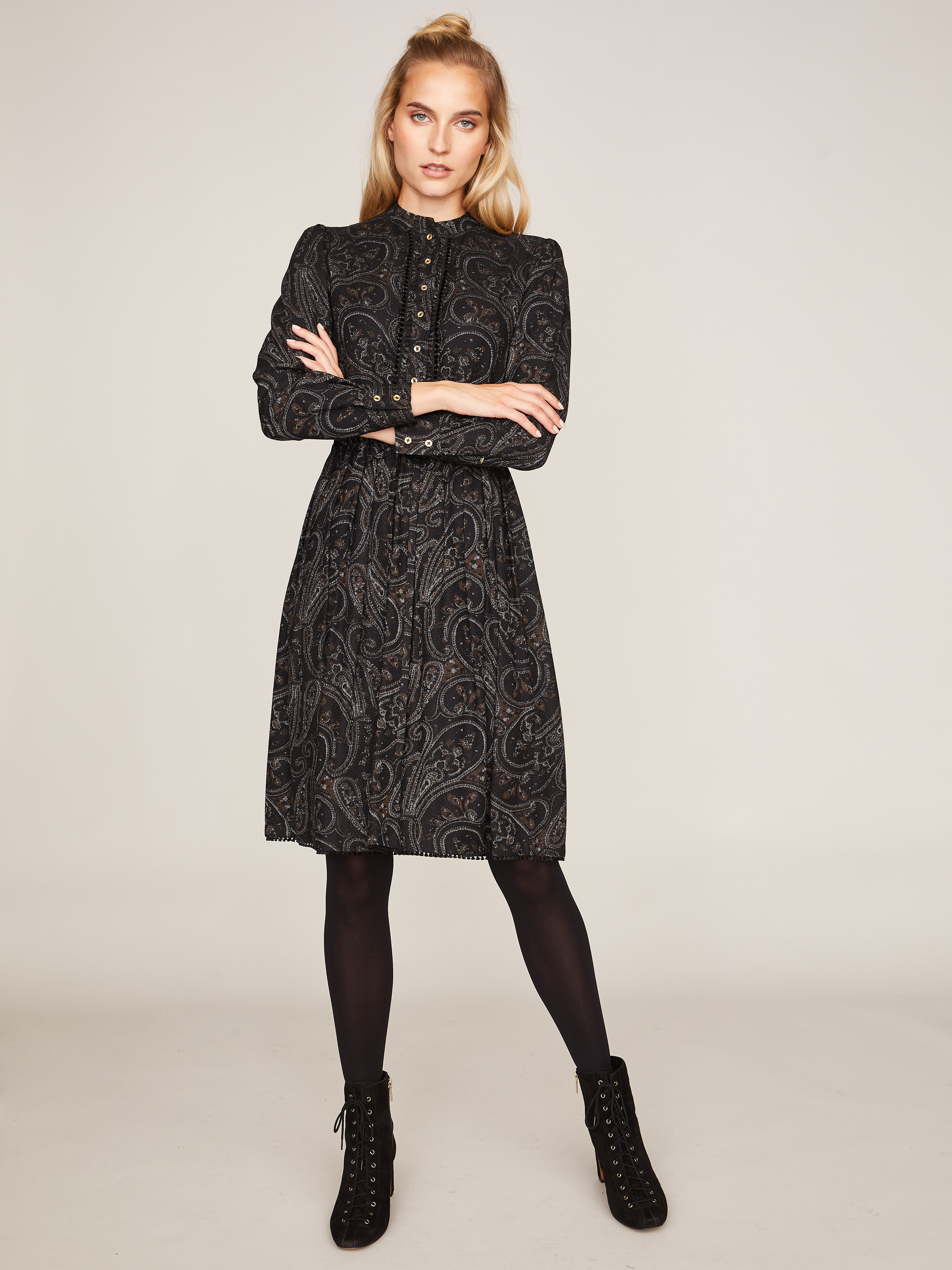 Schwarz gemustertes Blusenkleid mit Rüschen