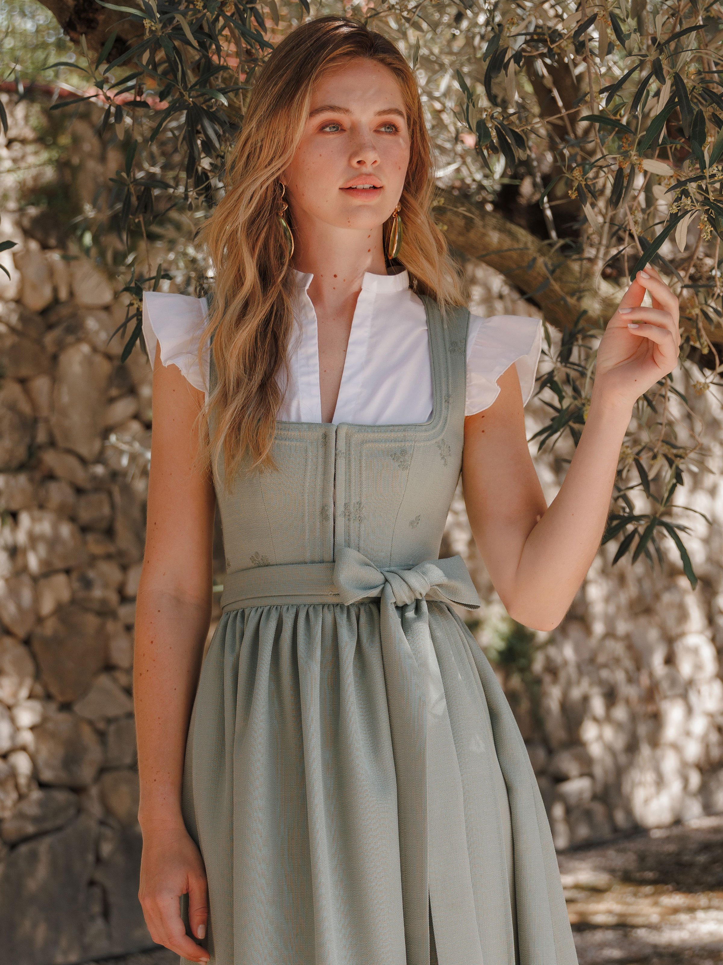 Salbeigrünes Dirndl mit Blumenstickerei