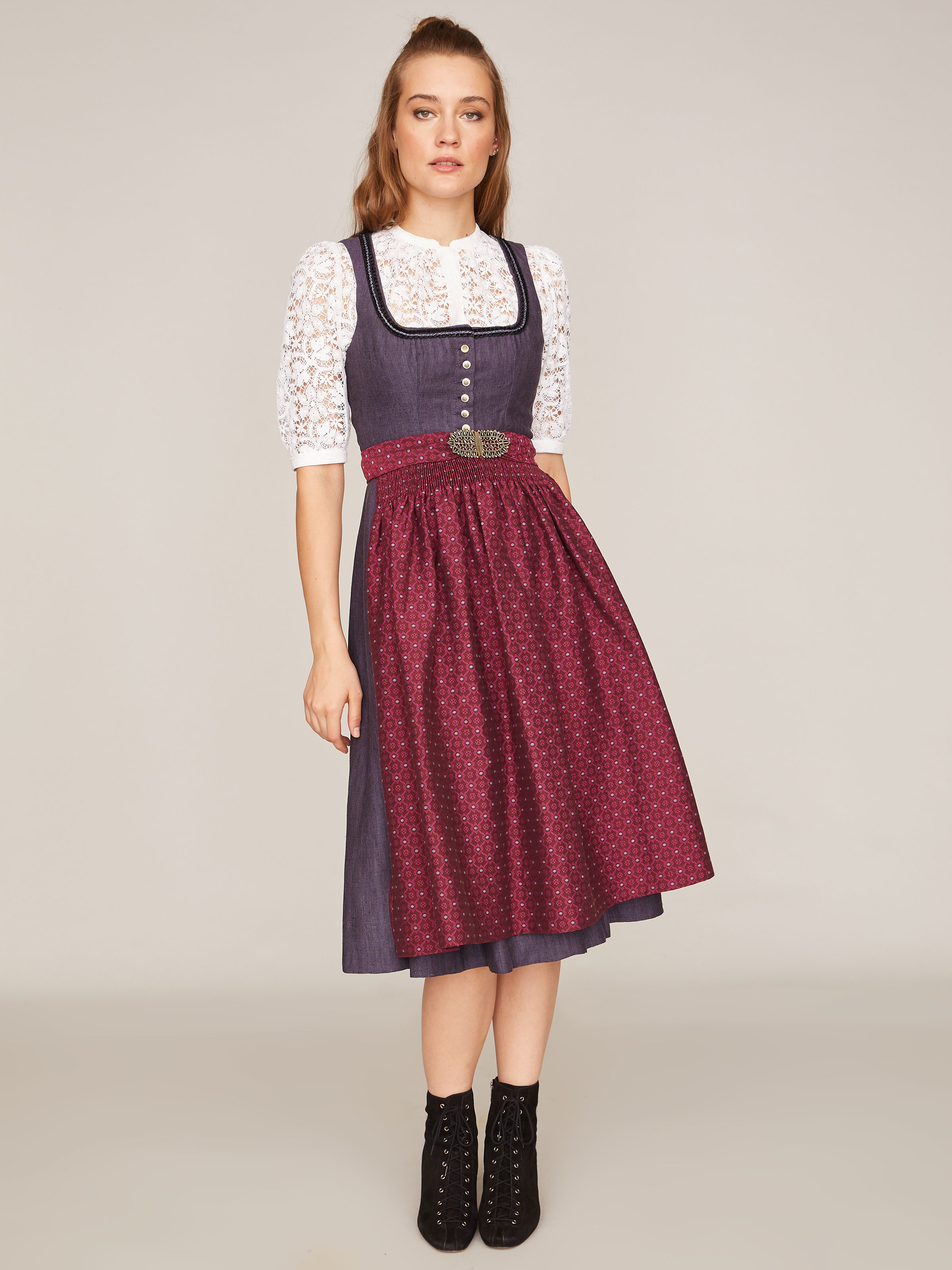 Dirndl im violetten Fischgrat-Muster