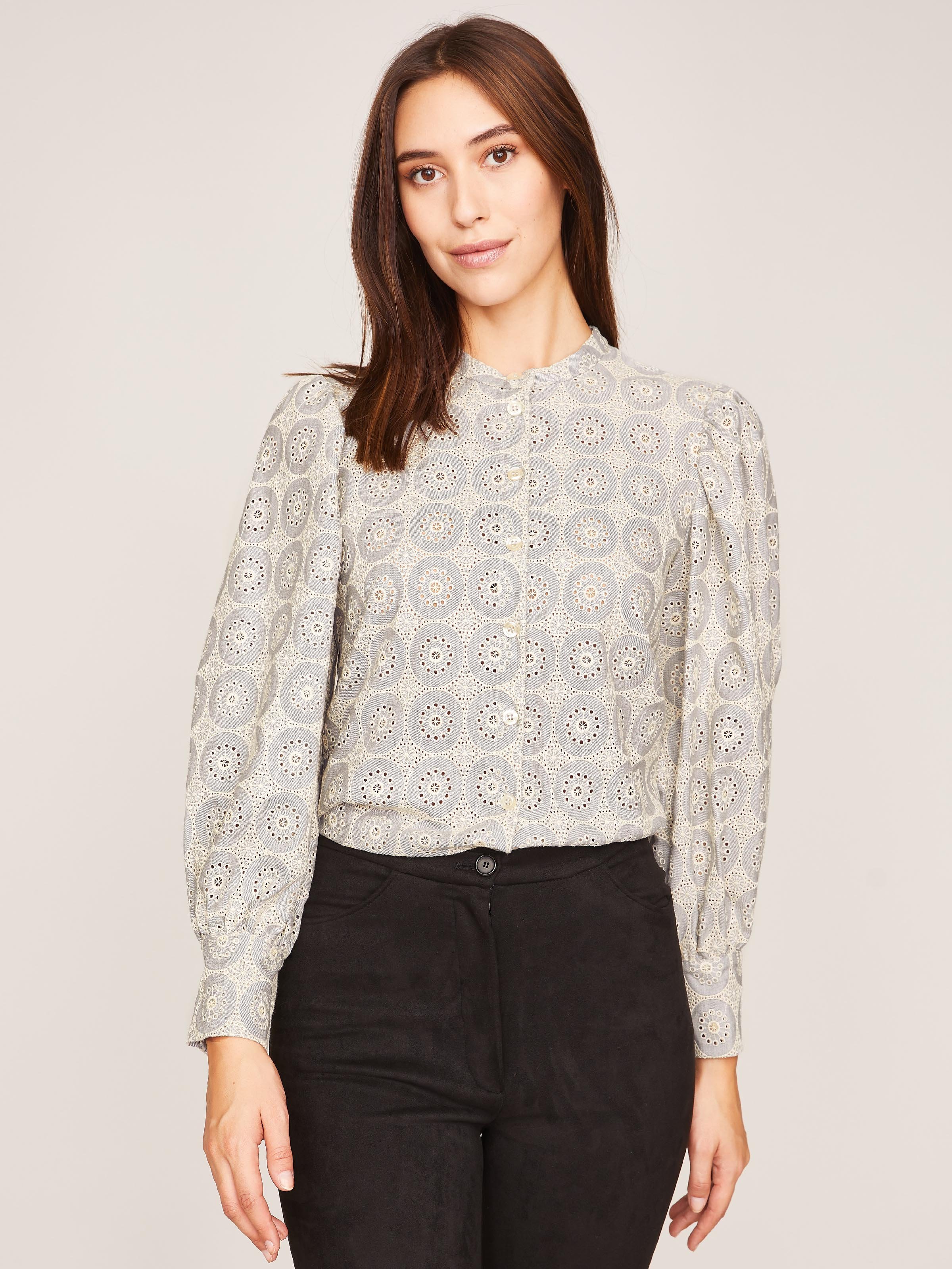 Hellgraue Bluse mit Stickerei
