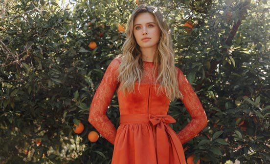 Dirndl in Orange mit Samt Mieder  Dirndl in Orange mit Samt Mieder