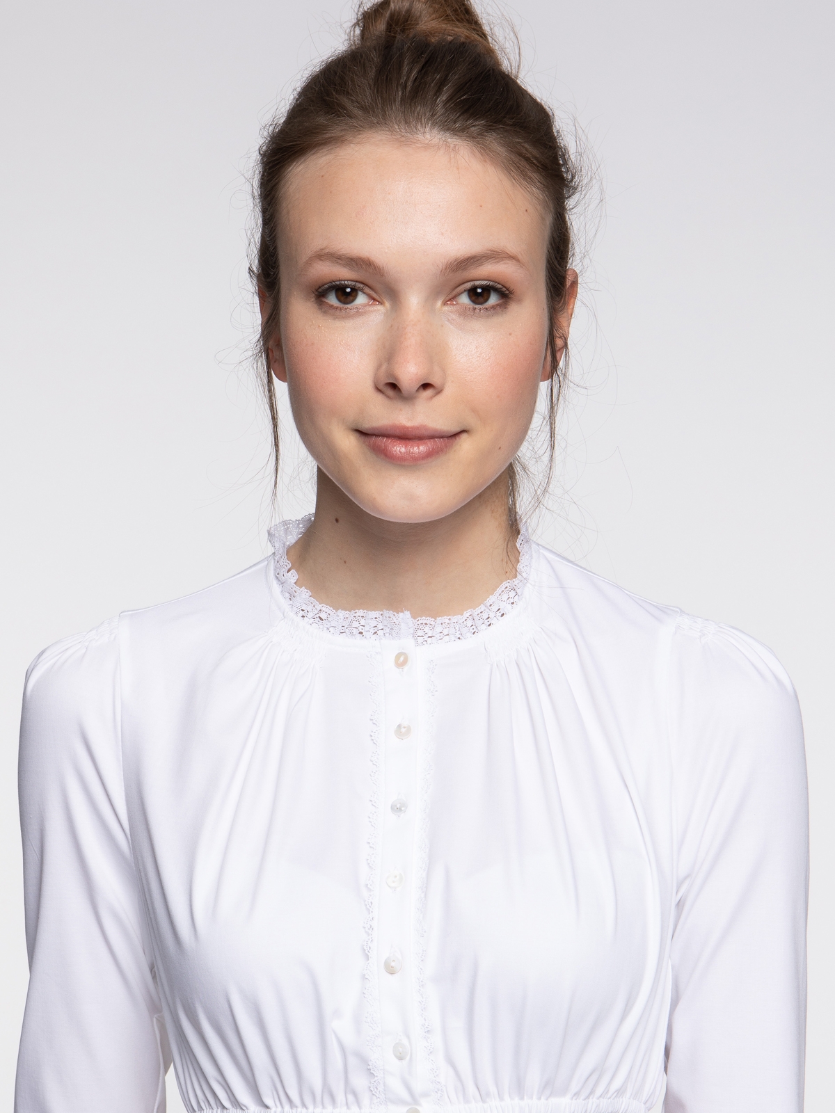 Hochgeschlossene Dirndlbluse mit Rüschenkragen