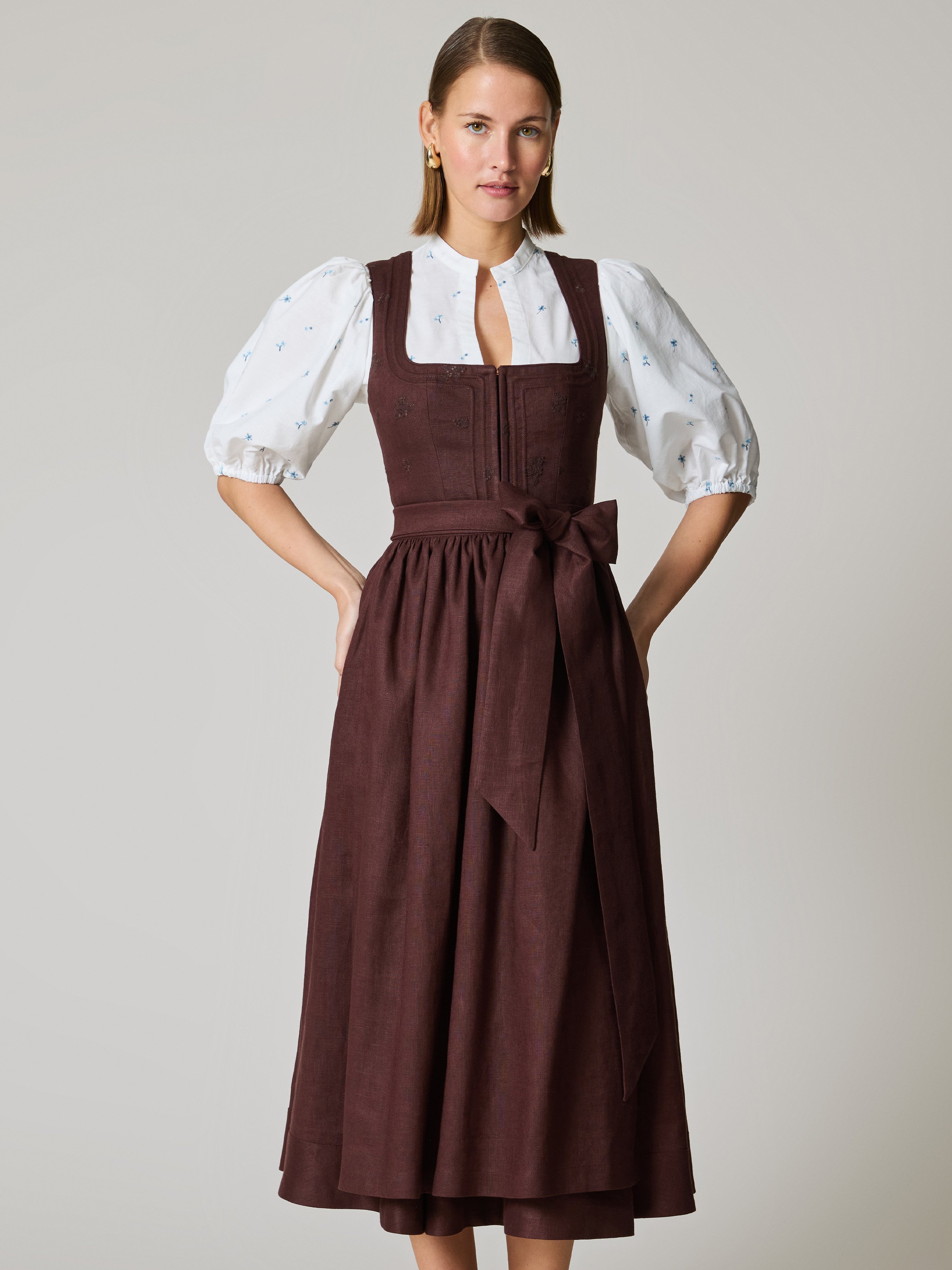 Braunes Dirndl mit Blumenstickerei