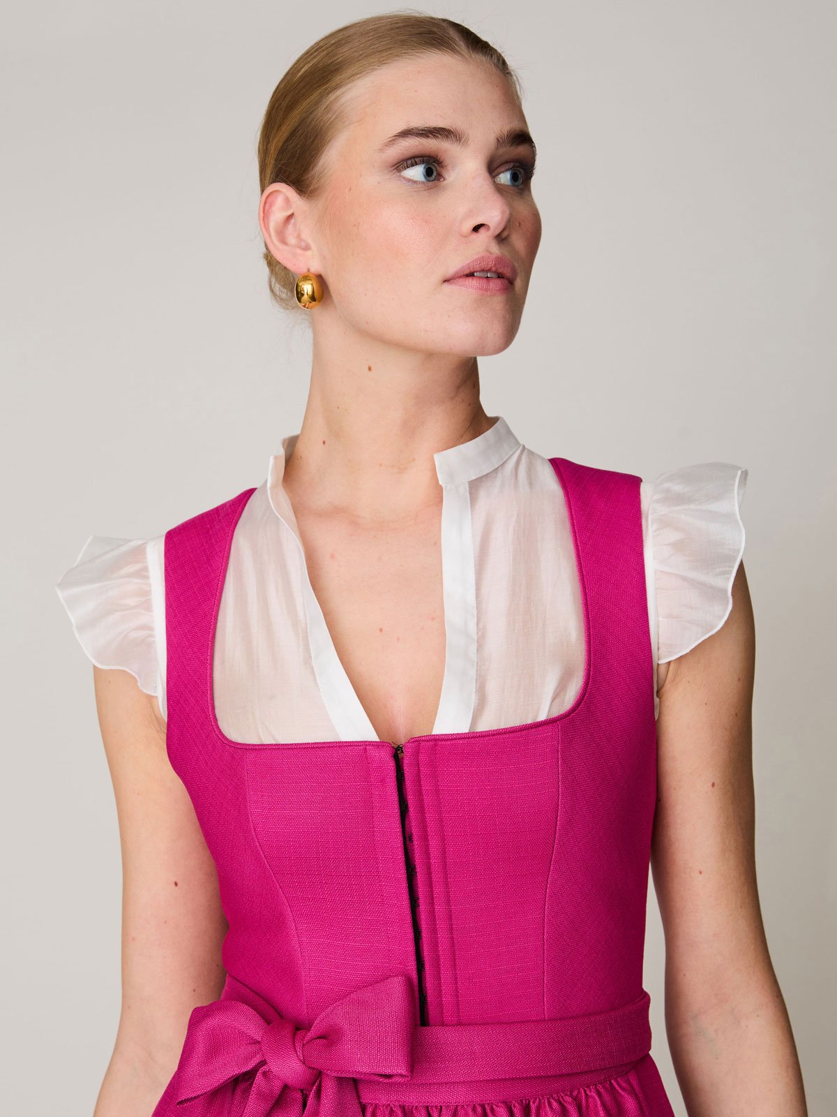 Transparente Dirndlbluse mit Flügelärmel