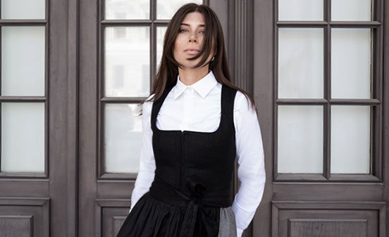 Schwarzes Dirndl mit zwei Schürzen