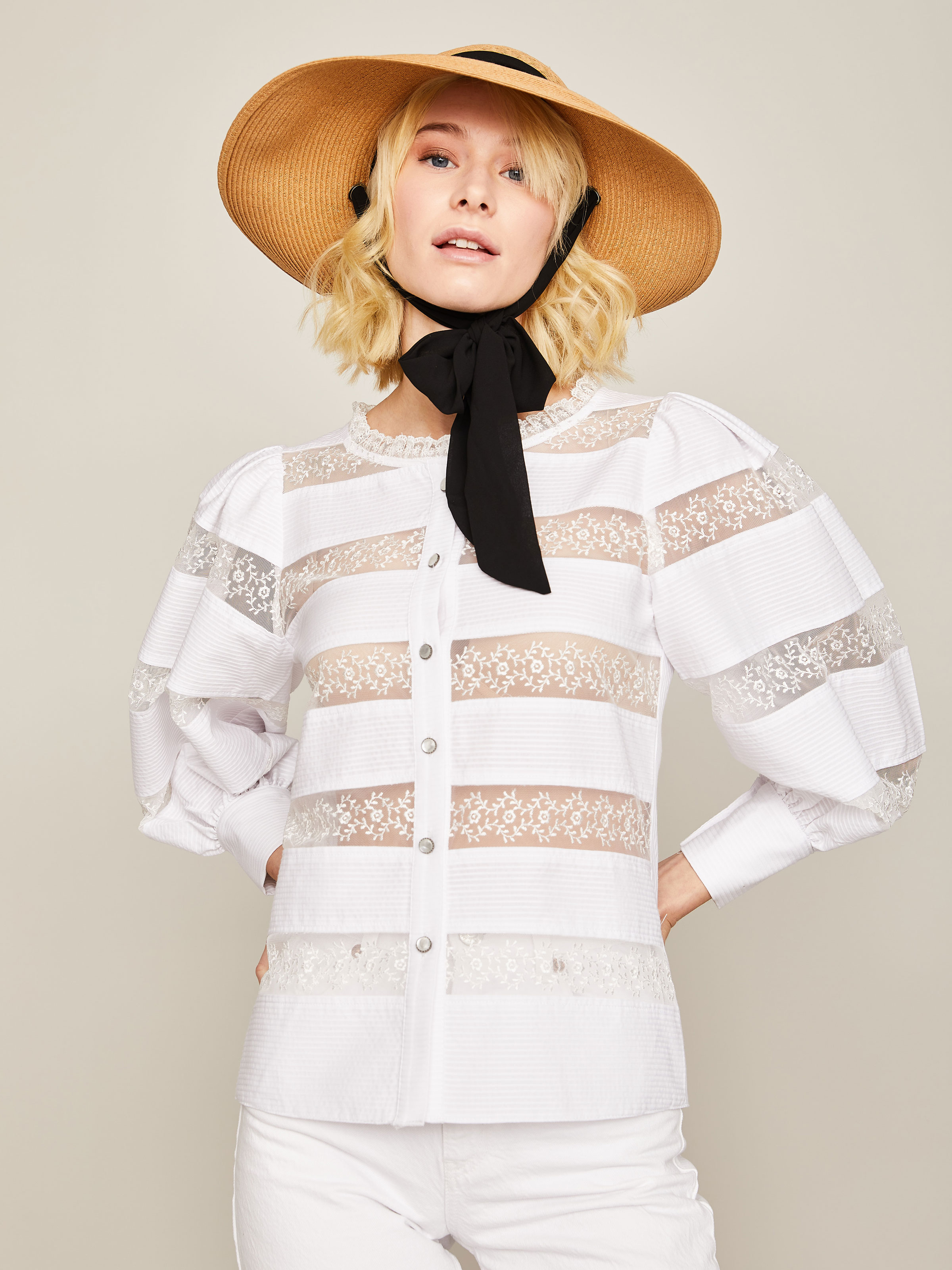 Weiße Bluse mit Spitzeneinsätzen