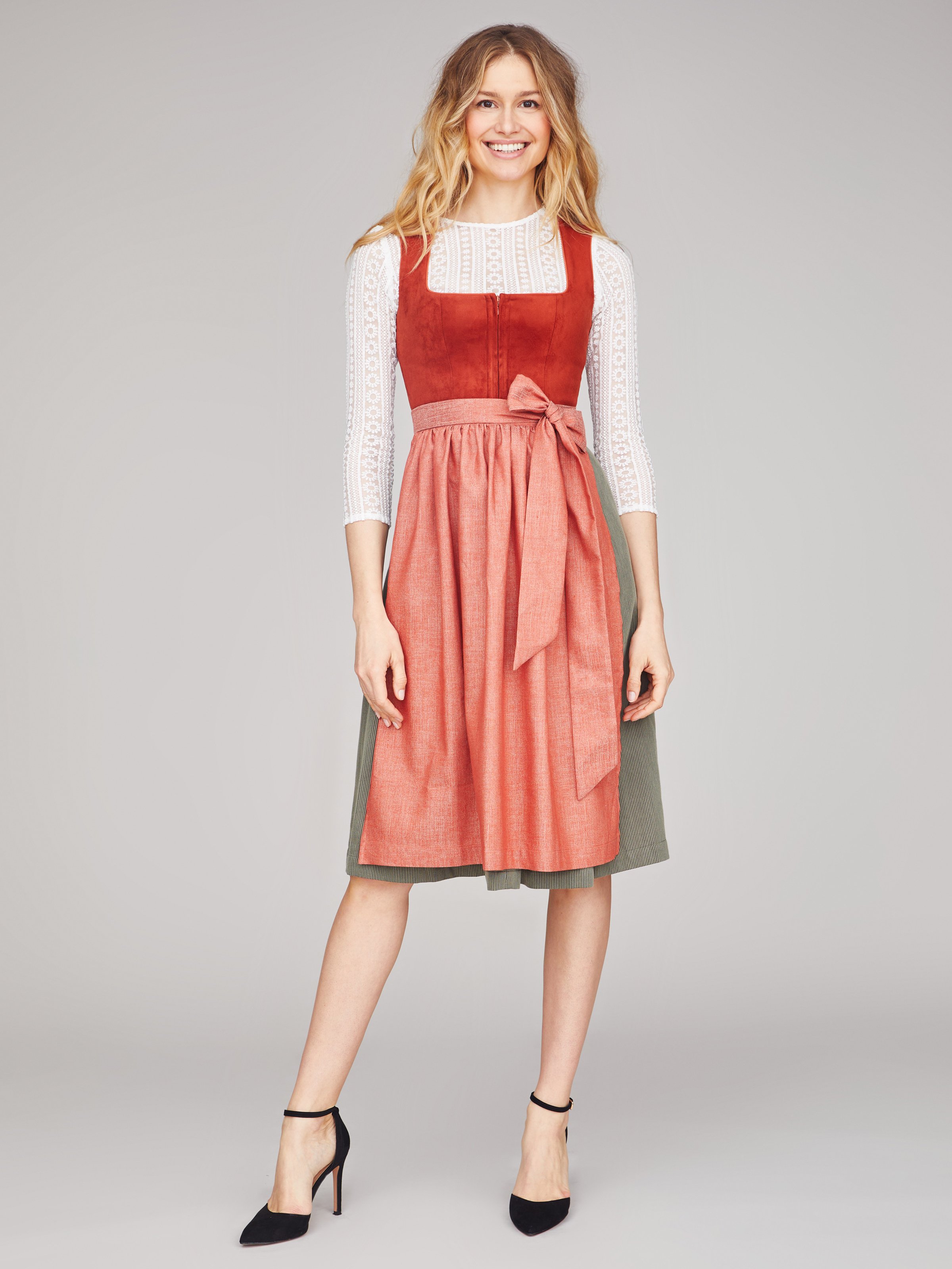 Rostrotes Dirndl mit Velours-Mieder Rostrotes Dirndl mit Velours-Mieder