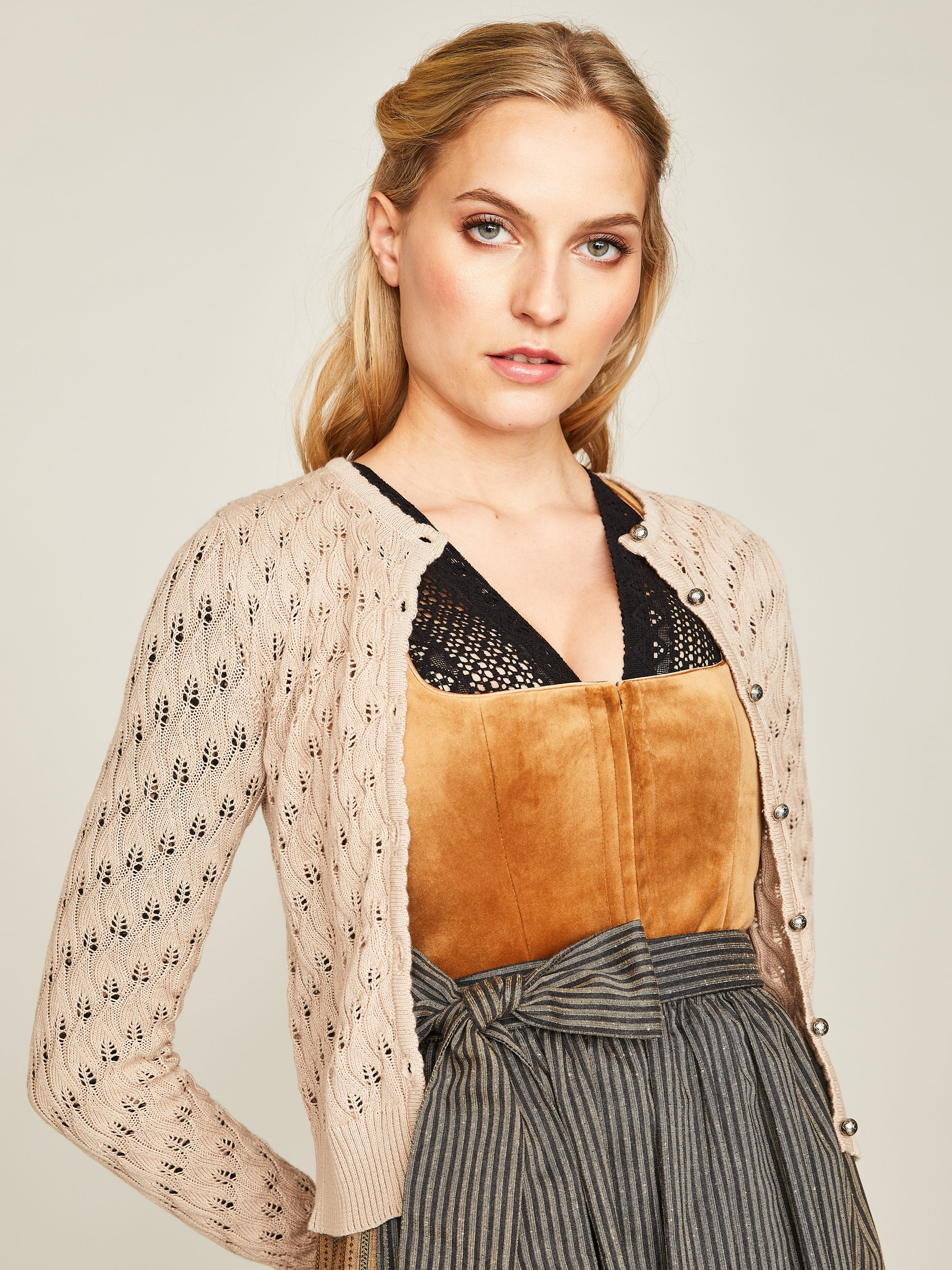 Beige Strickjacke mit Lochstrickmuster