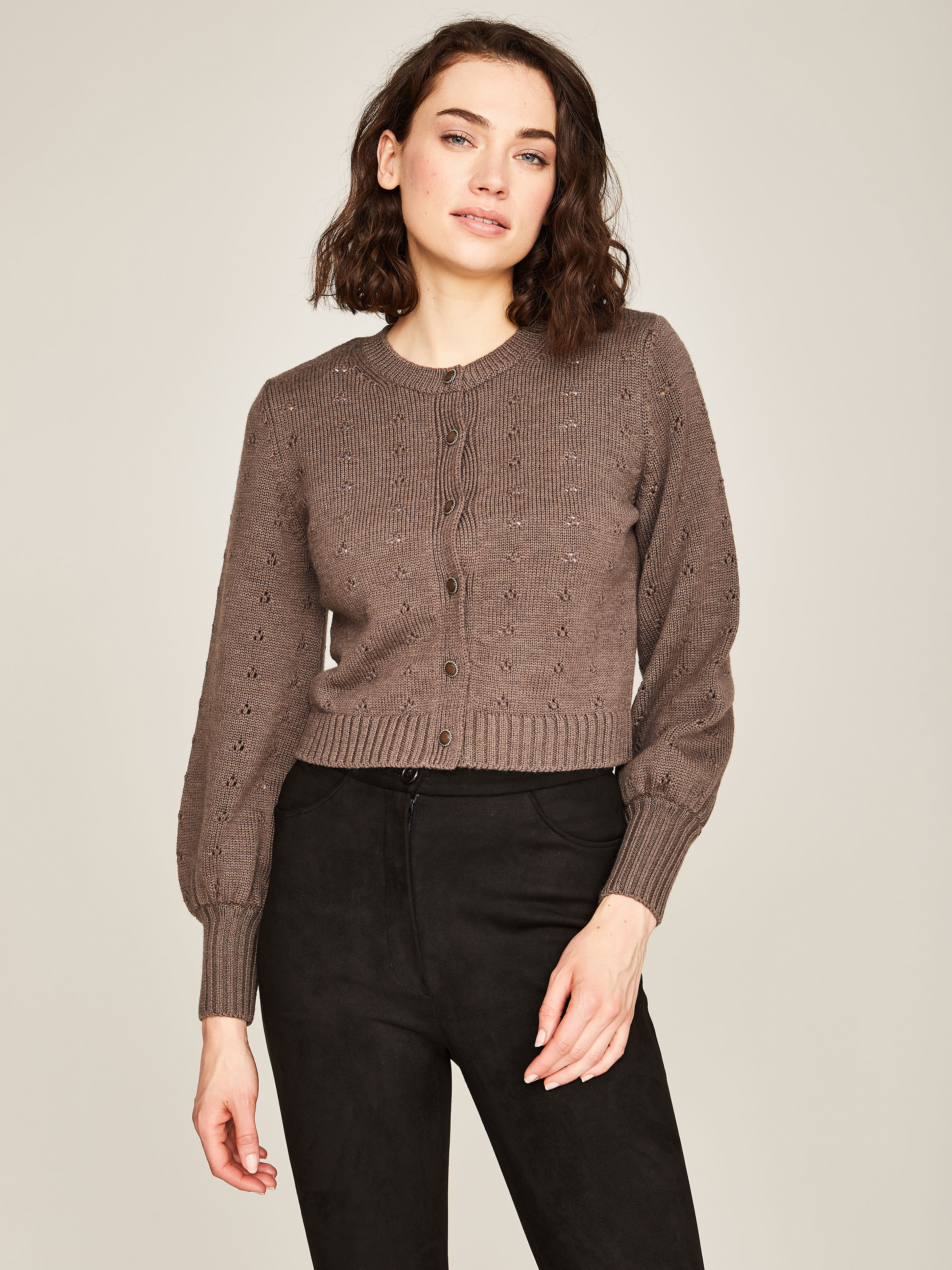 Braune Strickjacke mit Lochmuster
