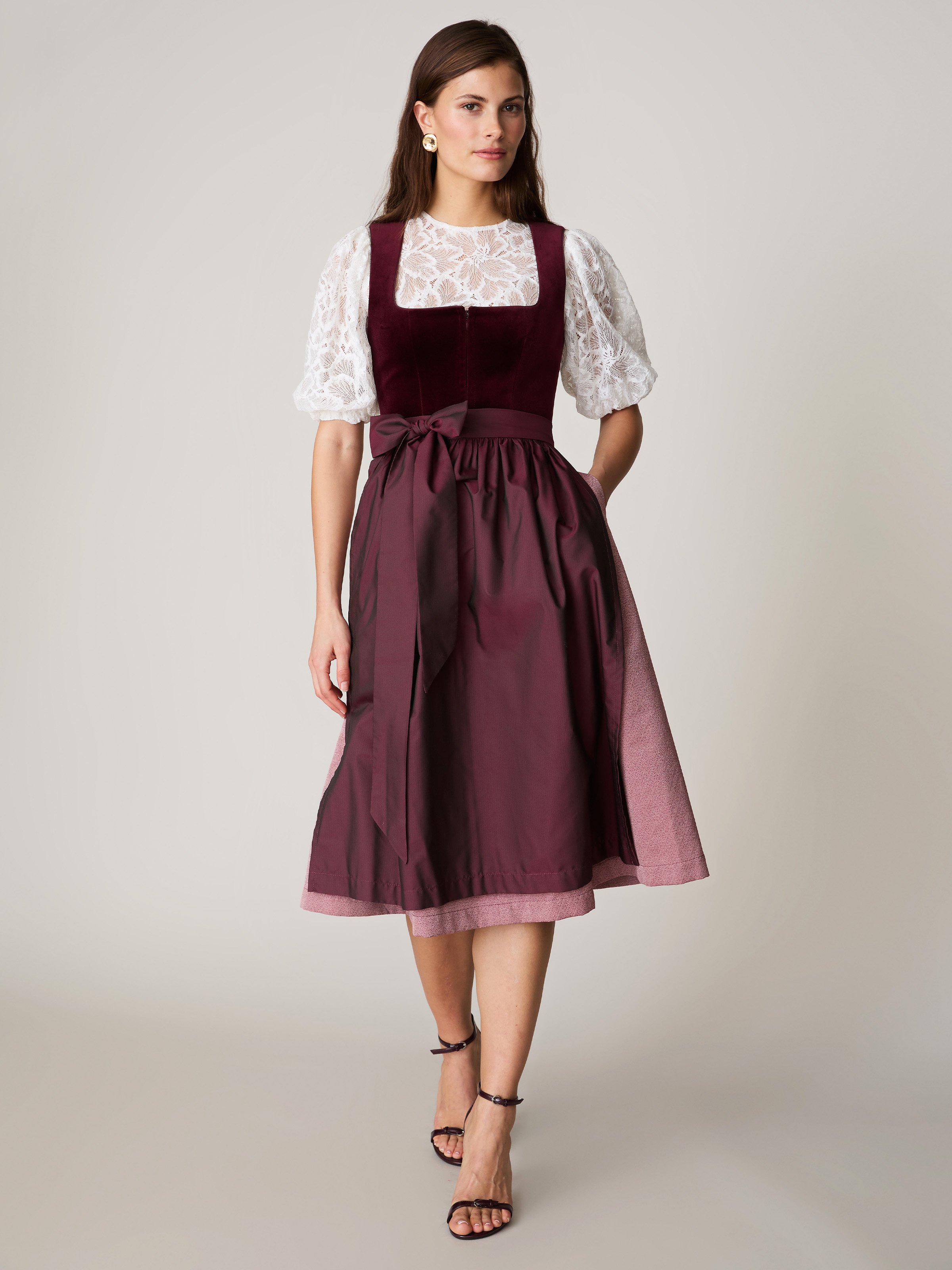 Dunkelrotes Dirndl mit Samt-Mieder