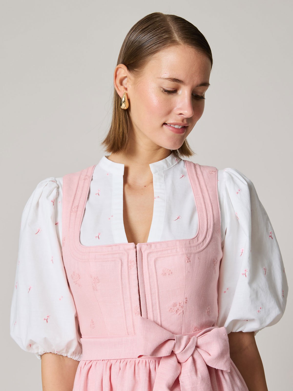 Weiße Dirndlbluse mit Blumenstickerei
