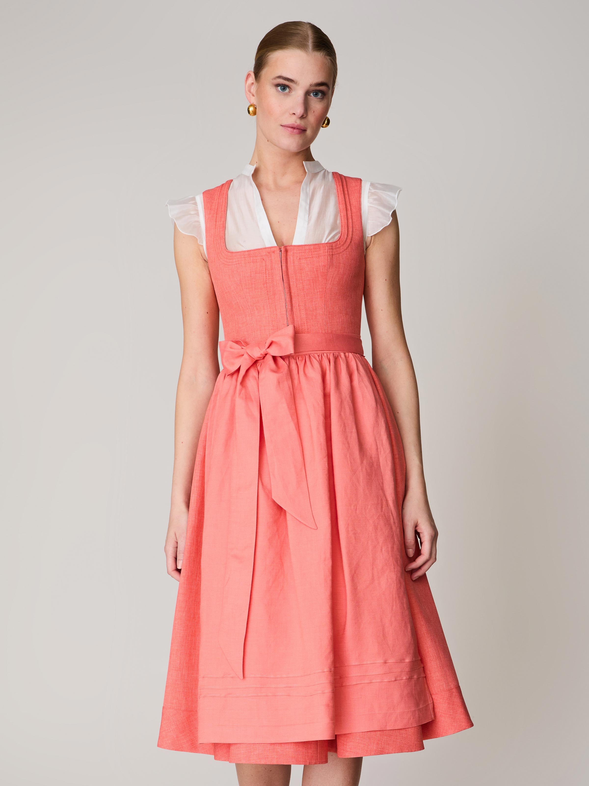 Orangefarbenes Dirndl mit Schnursteppung
