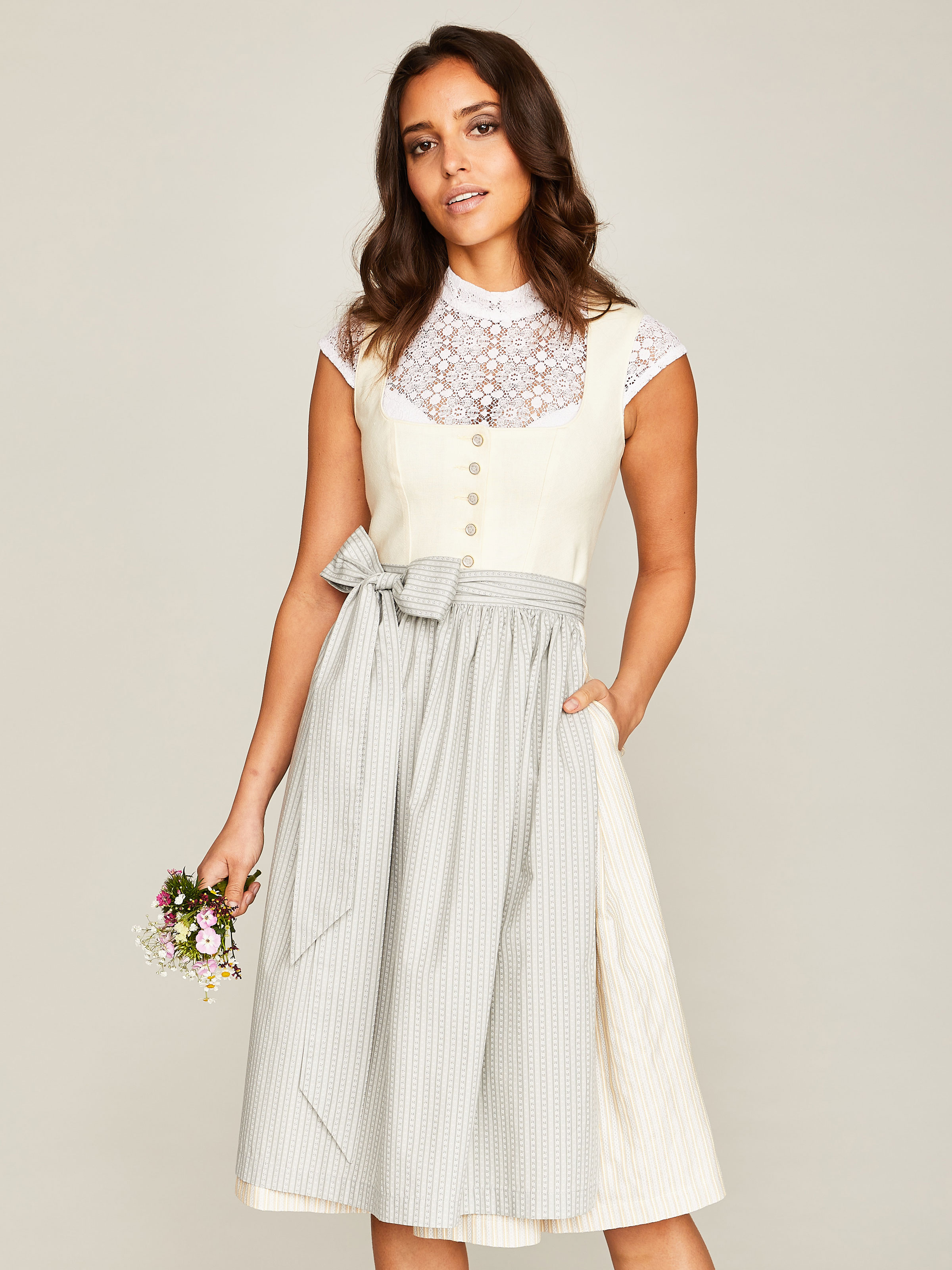 Hellgelbes Dirndl mit zwei Schürzen 