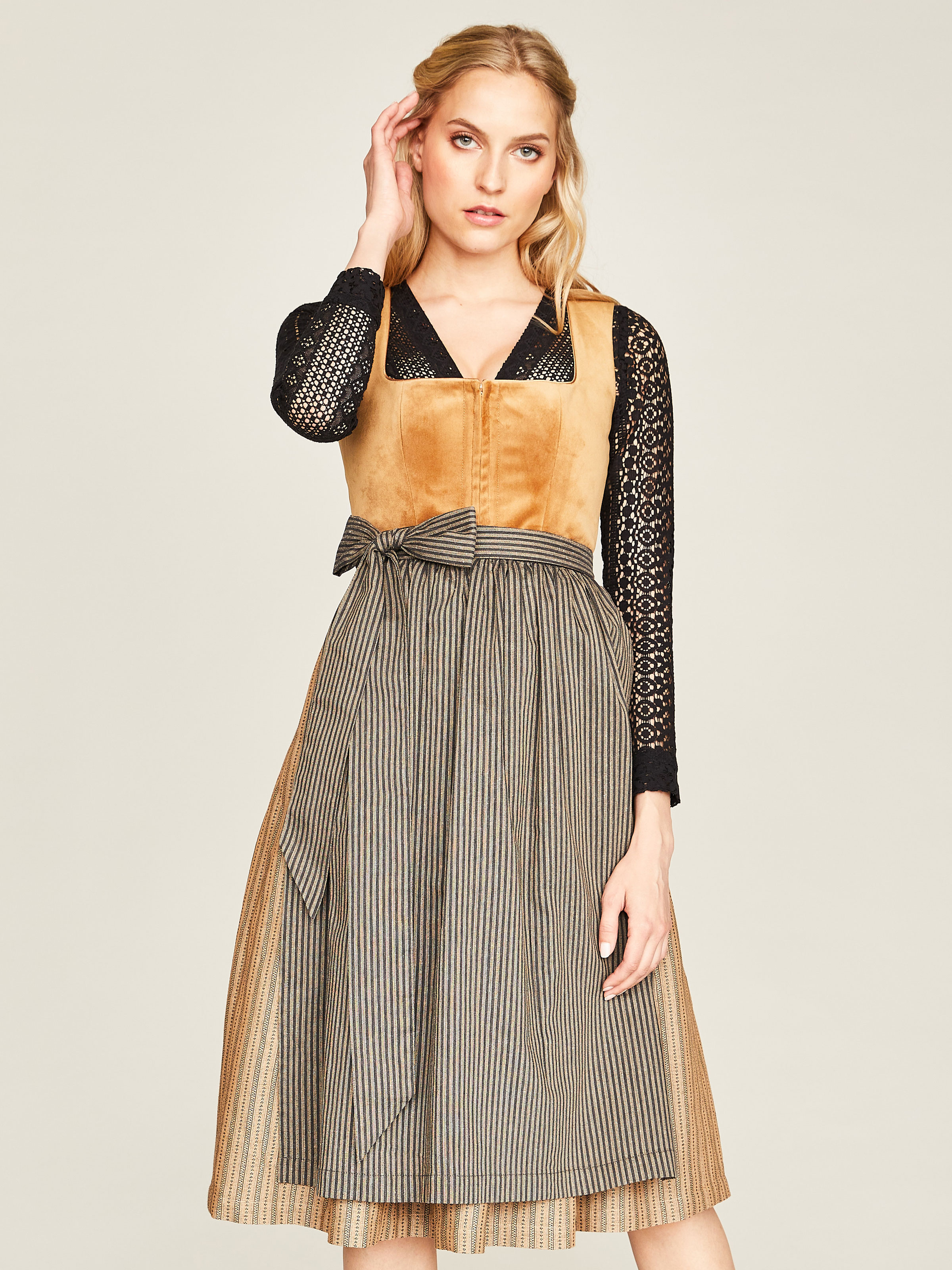 Karamellfarbenes Samt-Dirndl 