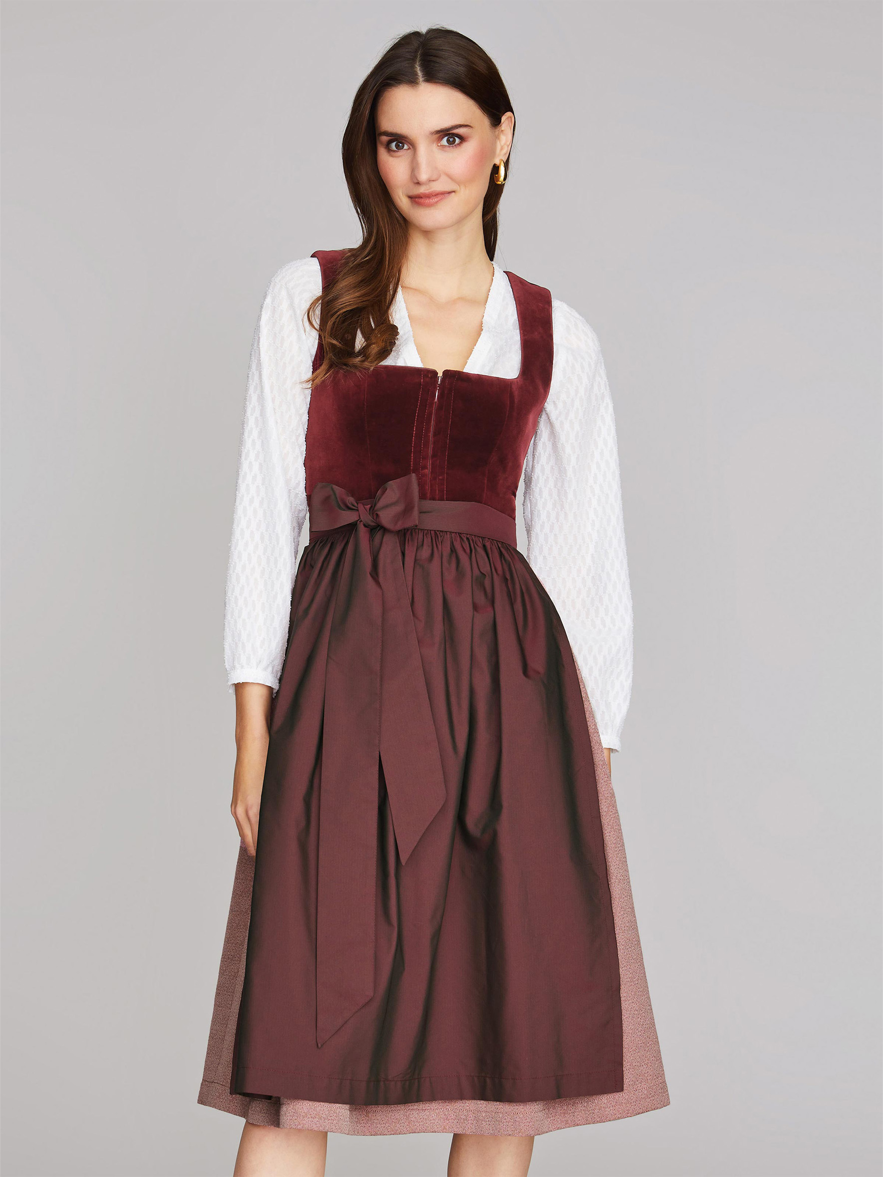 Dunkelrotes Dirndl mit Samt-Mieder