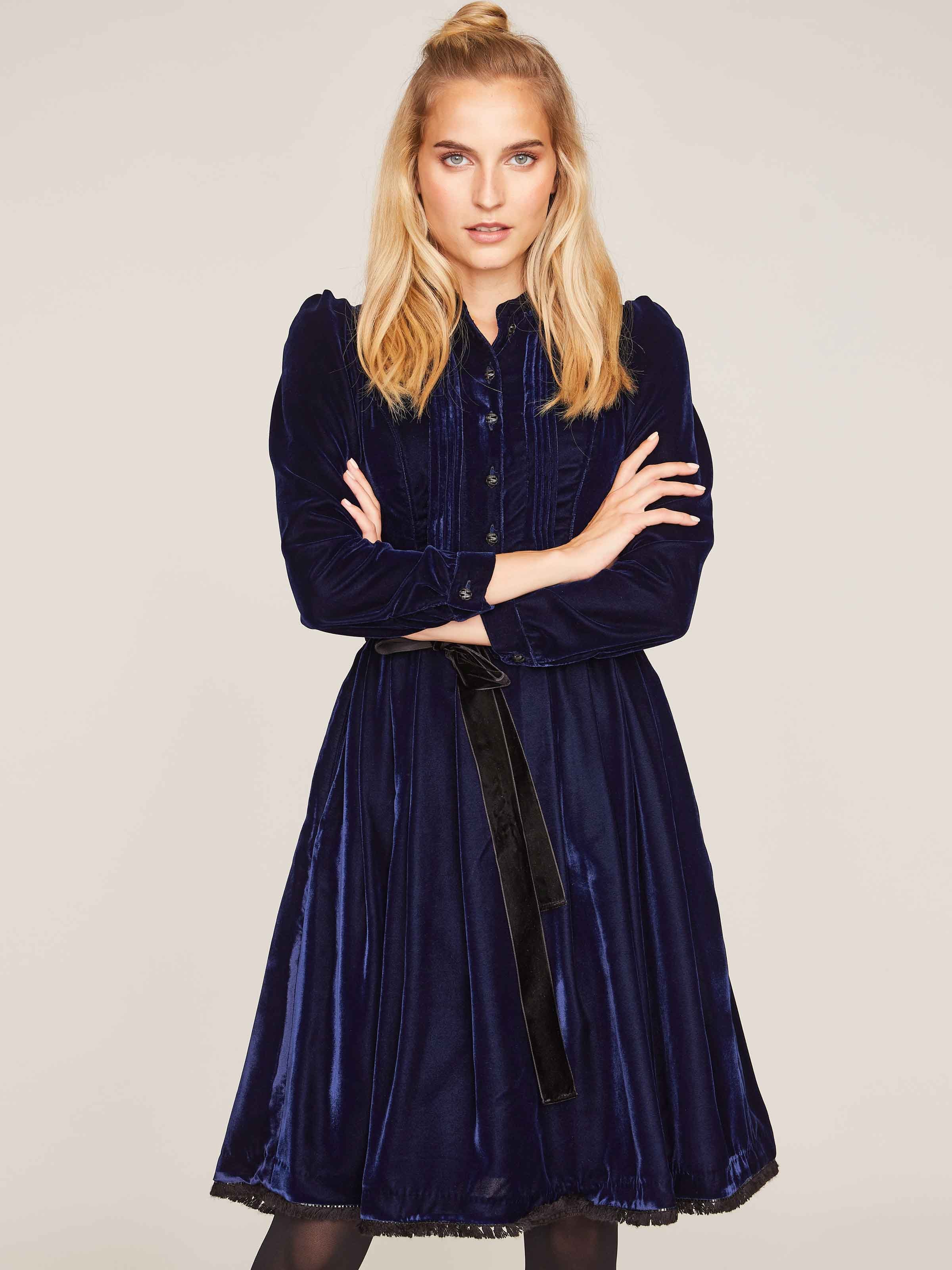 Nachtblaues Samtkleid mit Gürtel