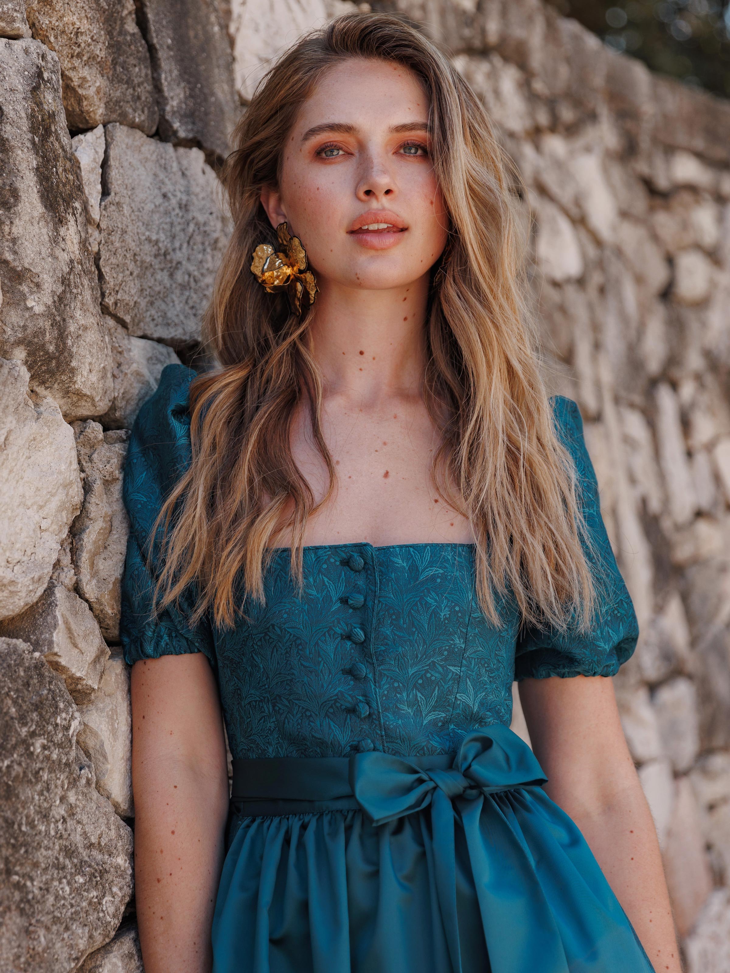 Aquablaues Dirndl mit Puffärmel