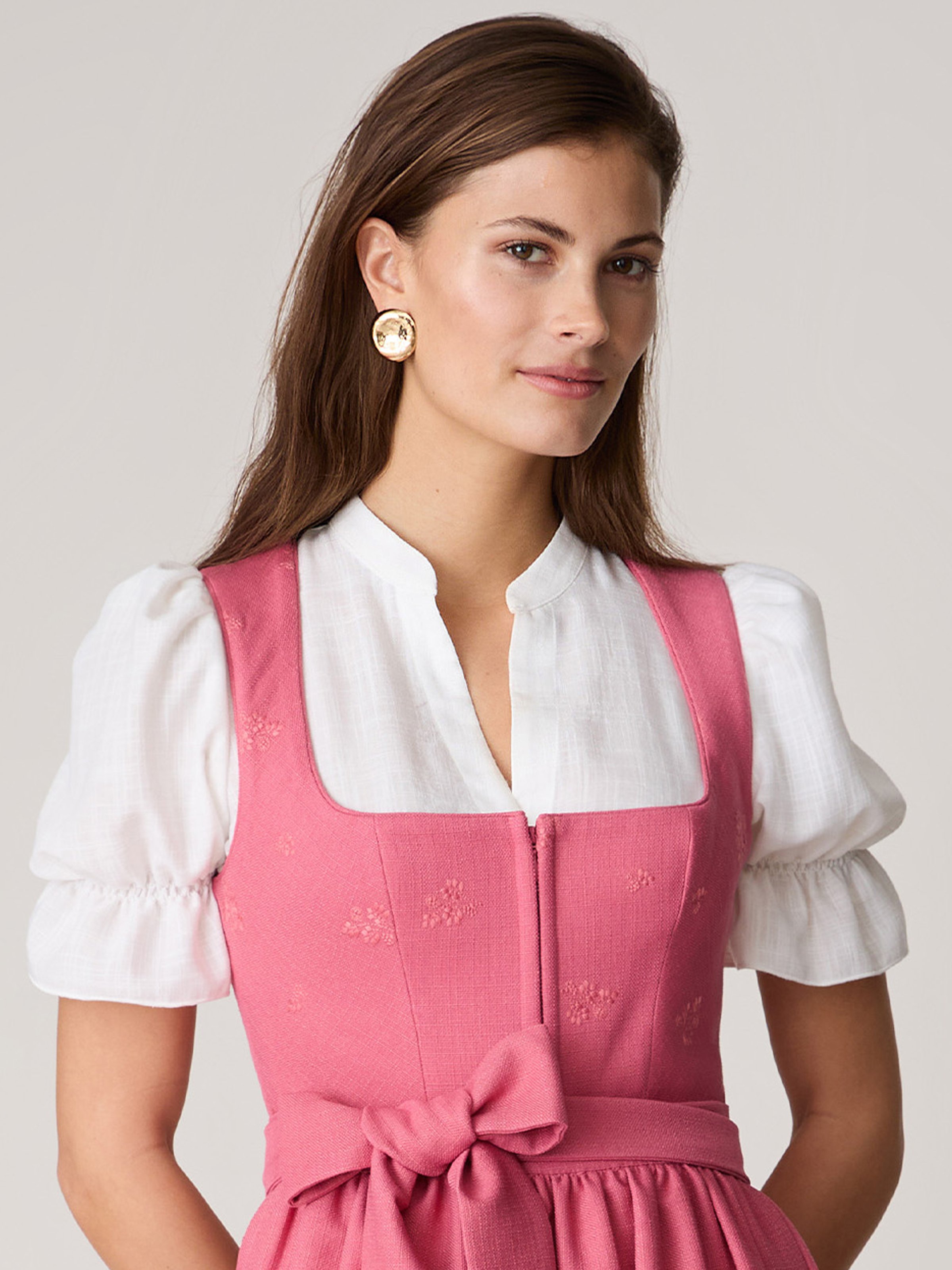 Weiße Dirndlbluse mit Puffärmeln