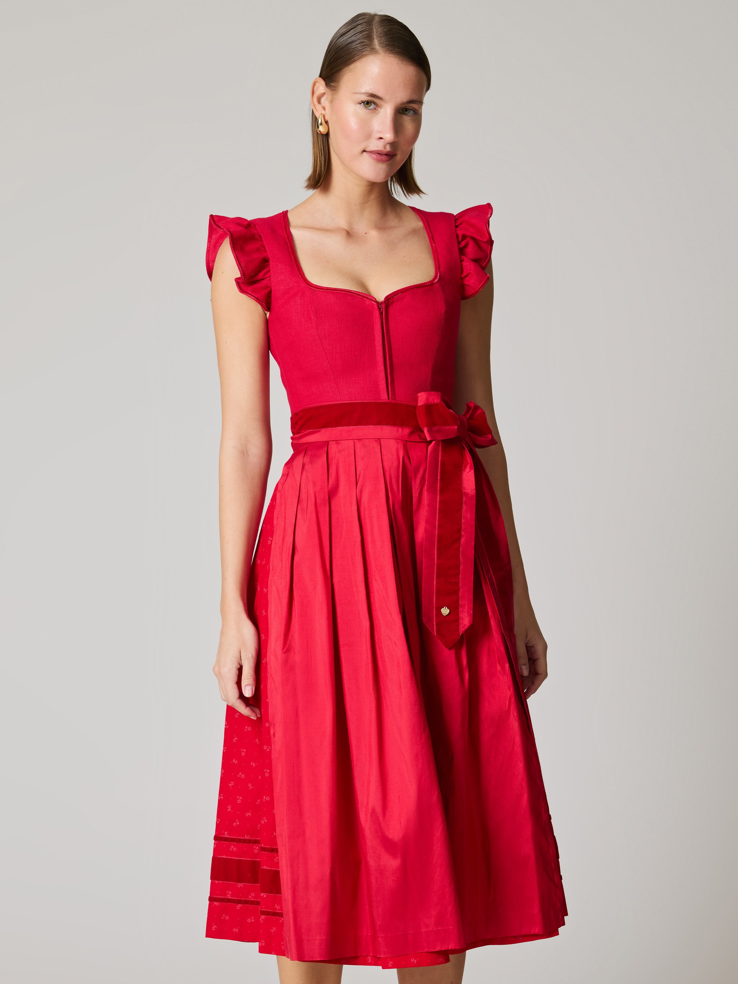 Leuchtend rotes Dirndl mit abnehmbaren Ärmeln