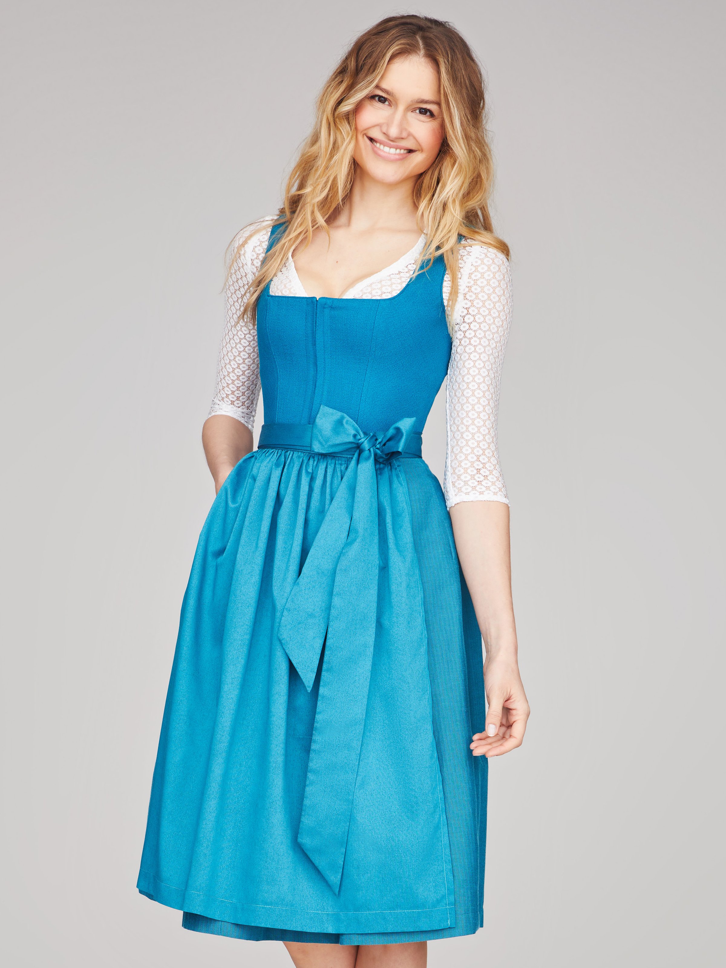 Petrol Dirndl Sapphire von LIMBERRY mit petrolfarbener Schürze Petrol Dirndl Sapphire mit petrolfarbener Schürze