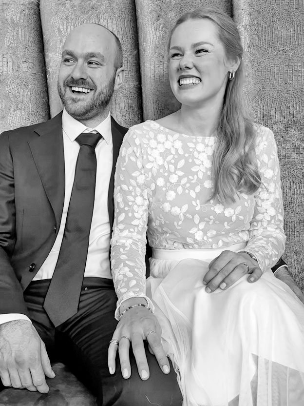 Real Bride mit Spitzenbody und Braut Rock