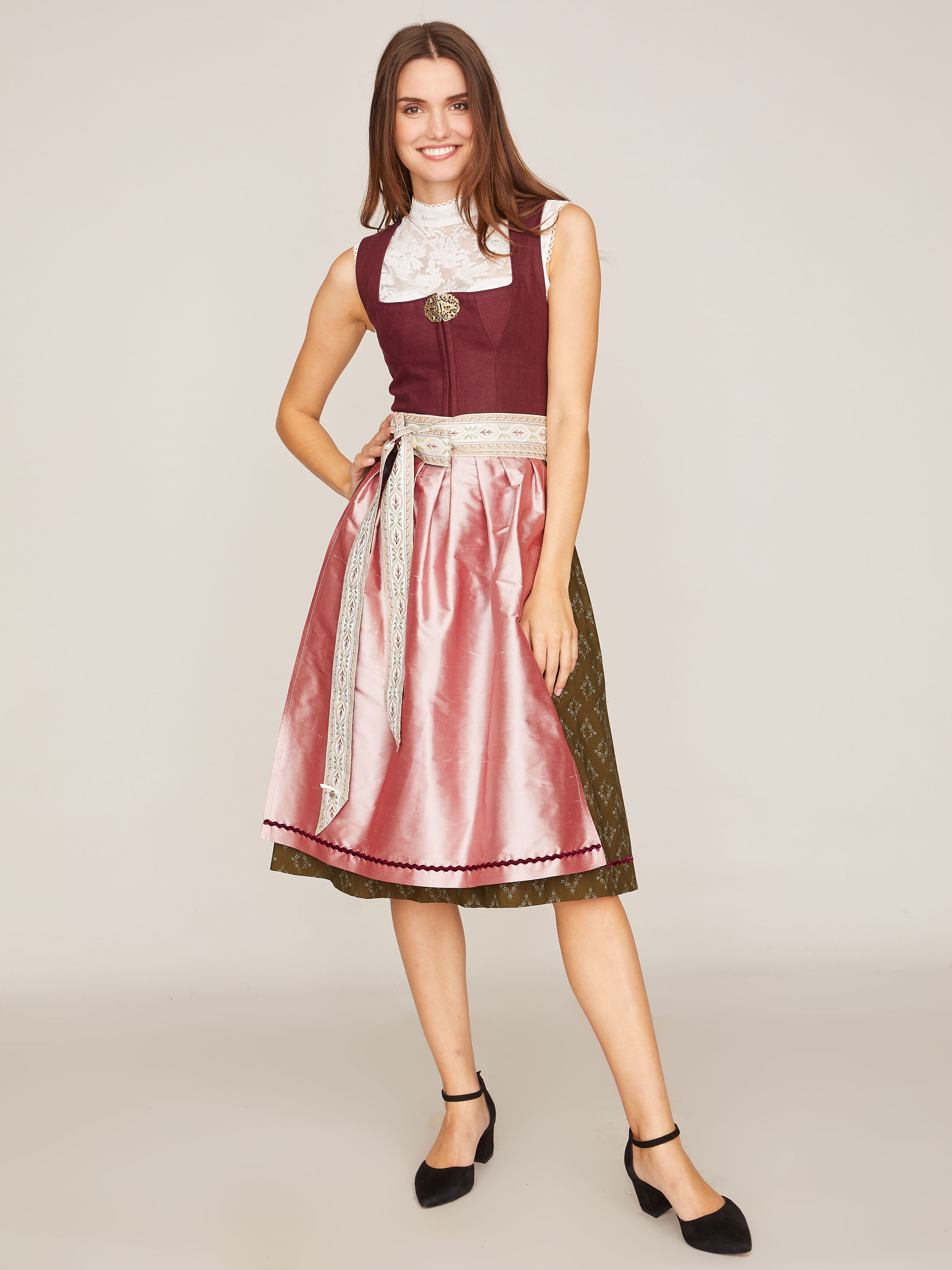 Dunkelrotes Dirndl mit rosa-farbener Seidenschürze