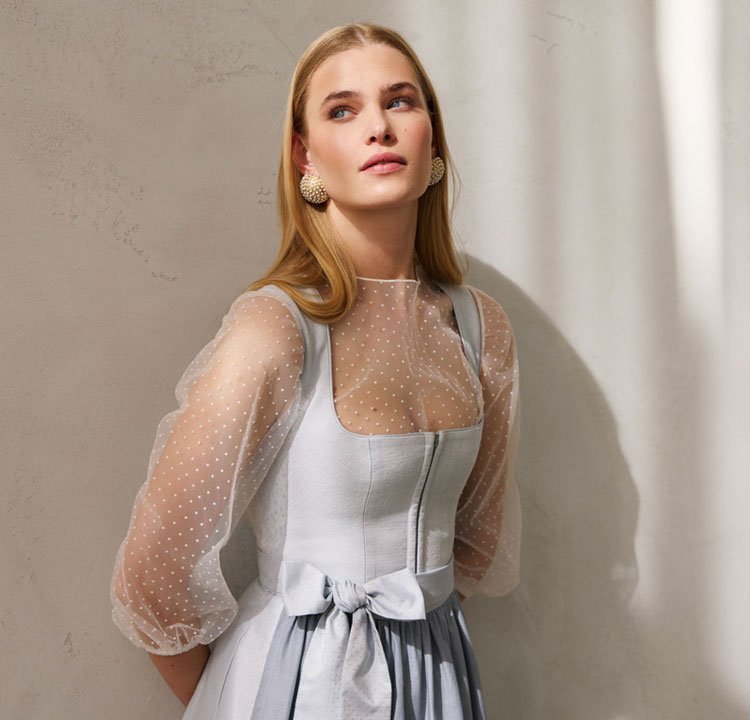 Hellblaues Dirndl mit Reißverschluss Mieder