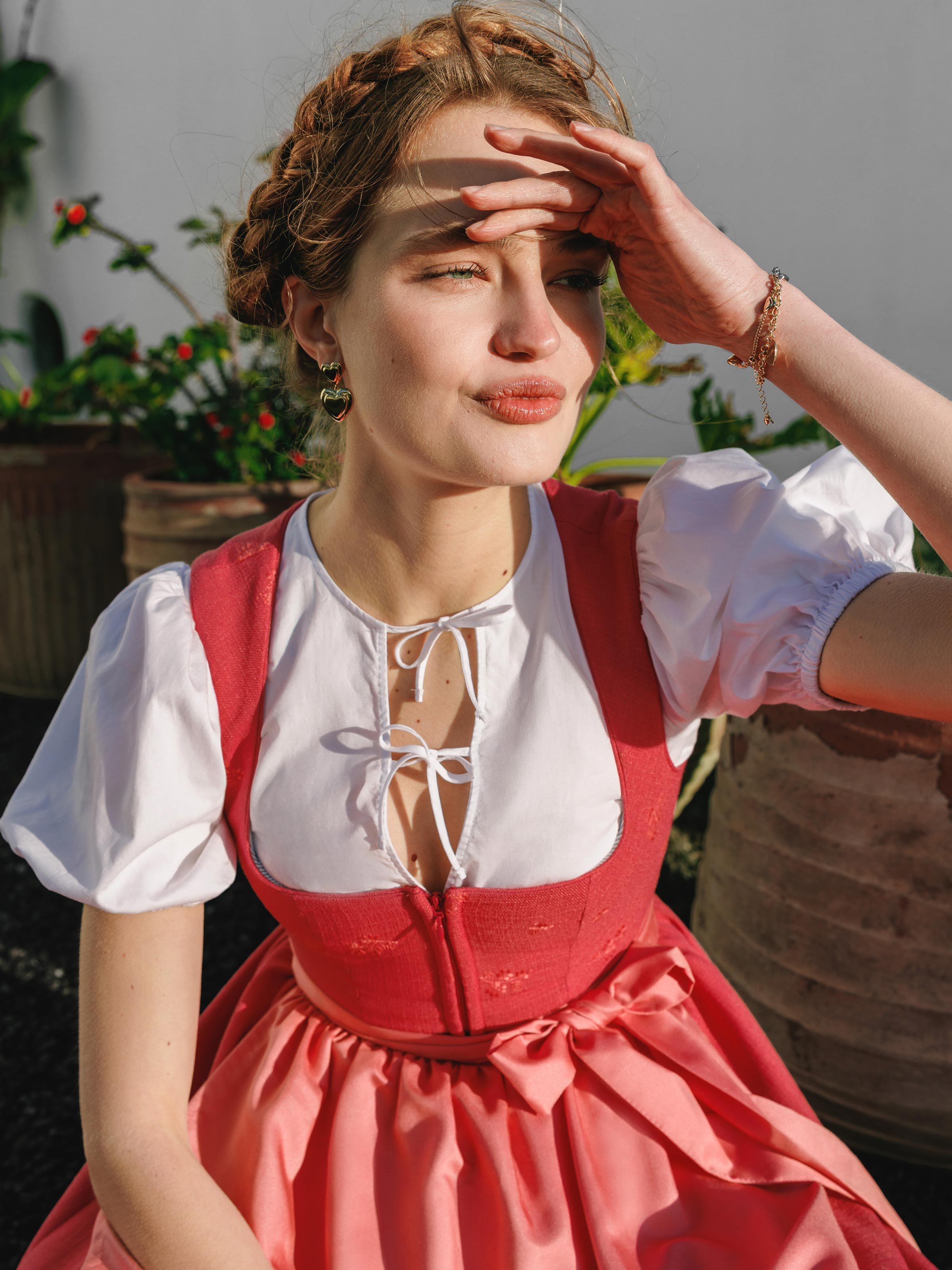 Weiße Dirndlbluse mit Puffärmel