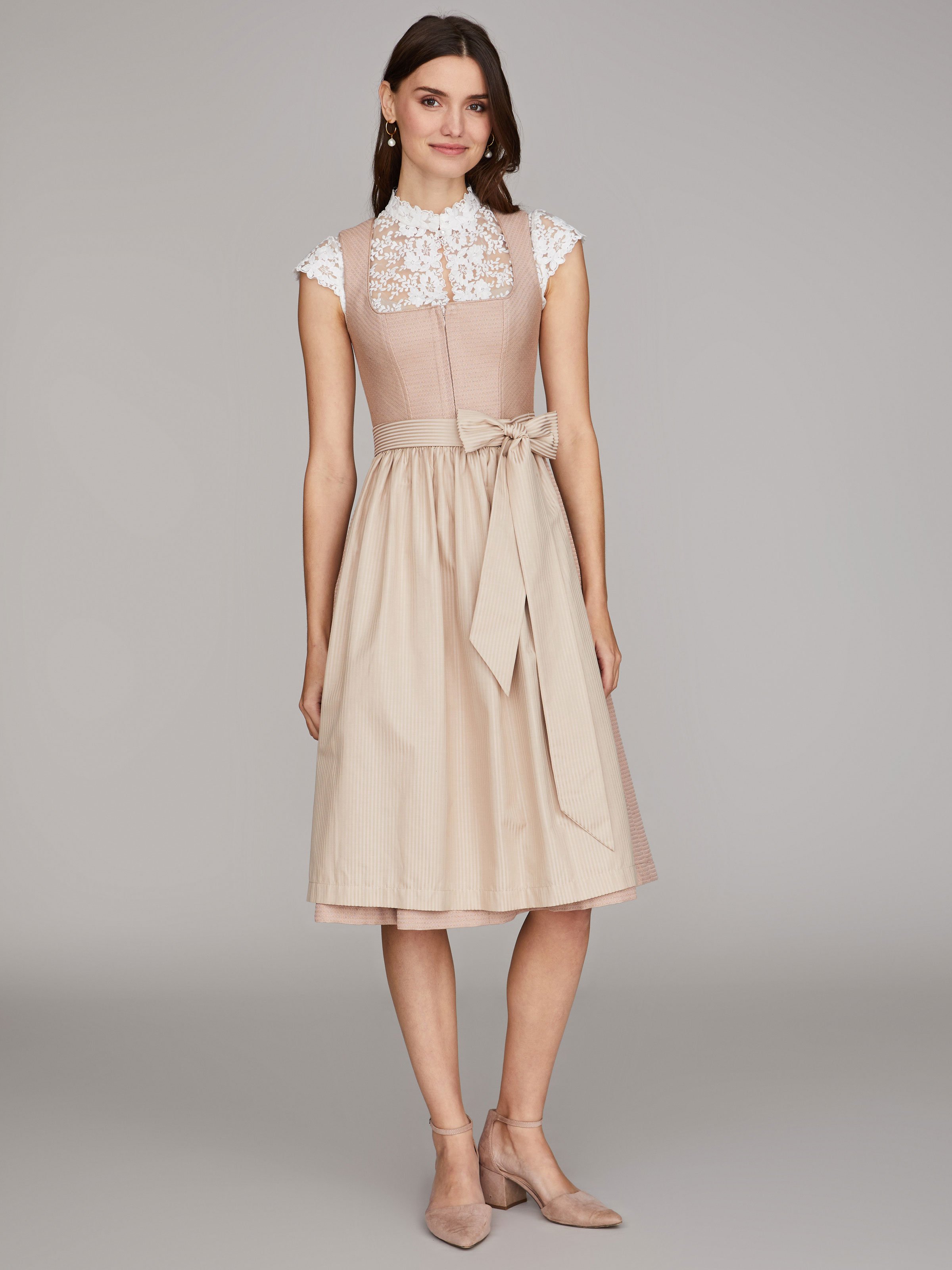 Apricot-rosafarbenes Dirndl Apricot-rosafarbenes Dirndl