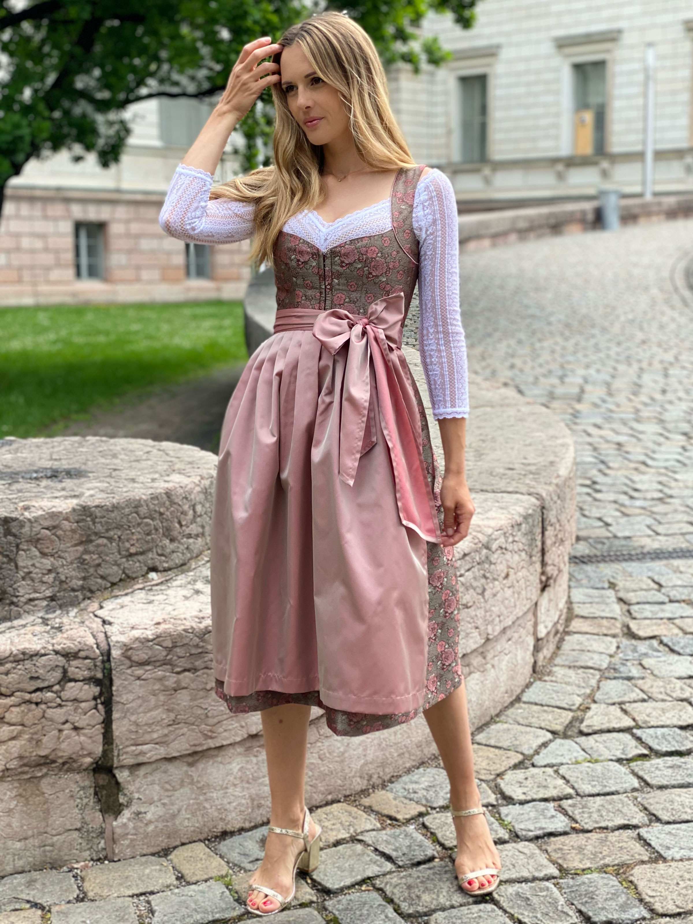 Goldfarbenes Dirndl