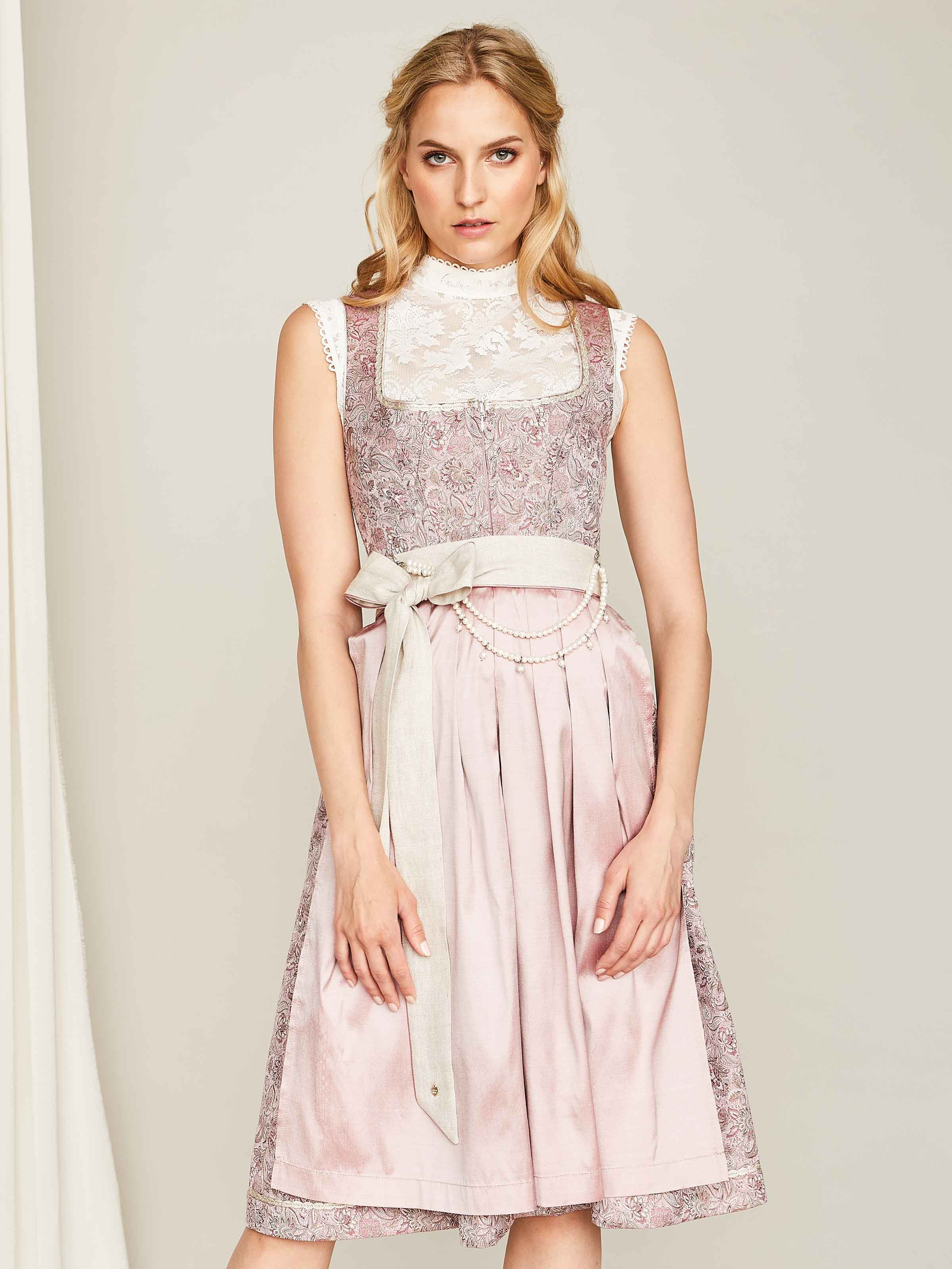 Roséfarbenes Dirndl mit Perlencharivari
