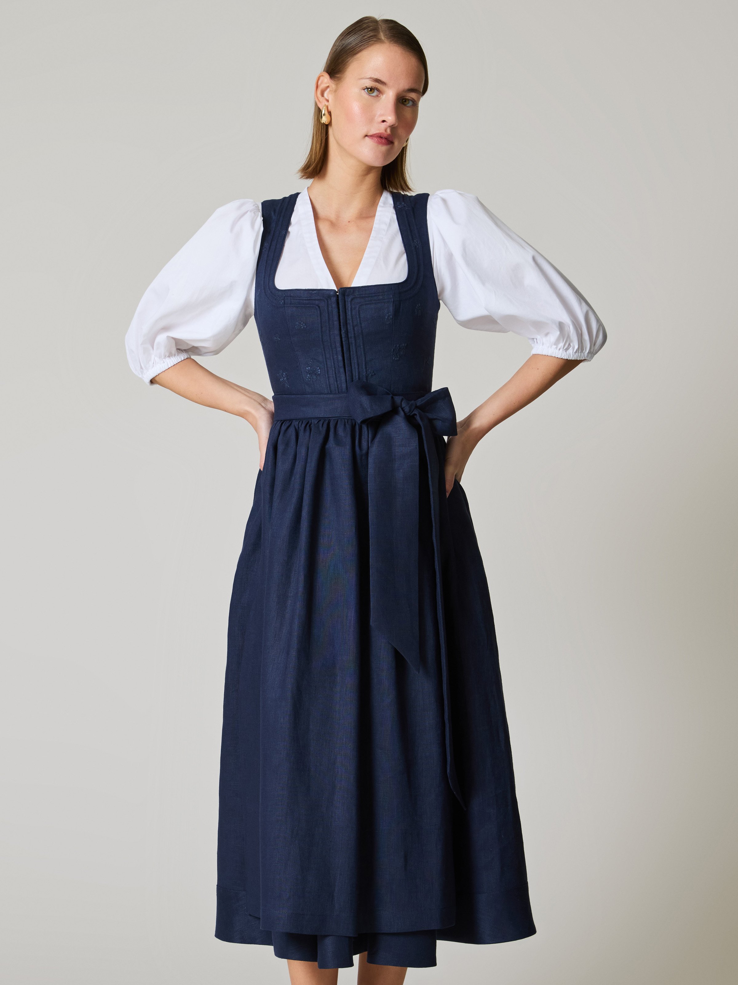 Dunkelblaues Dirndl mit Blumenstickerei