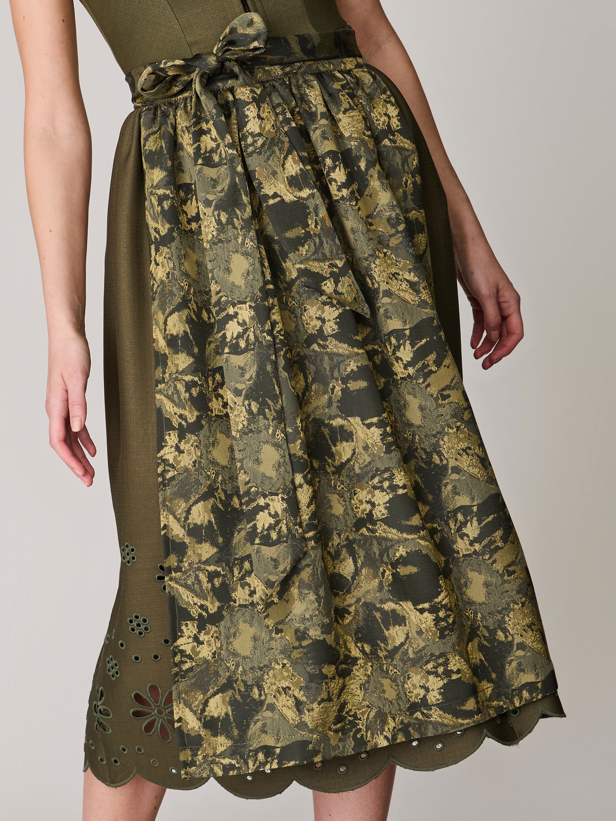 Marmorierte Dirndlschürze in Khaki 